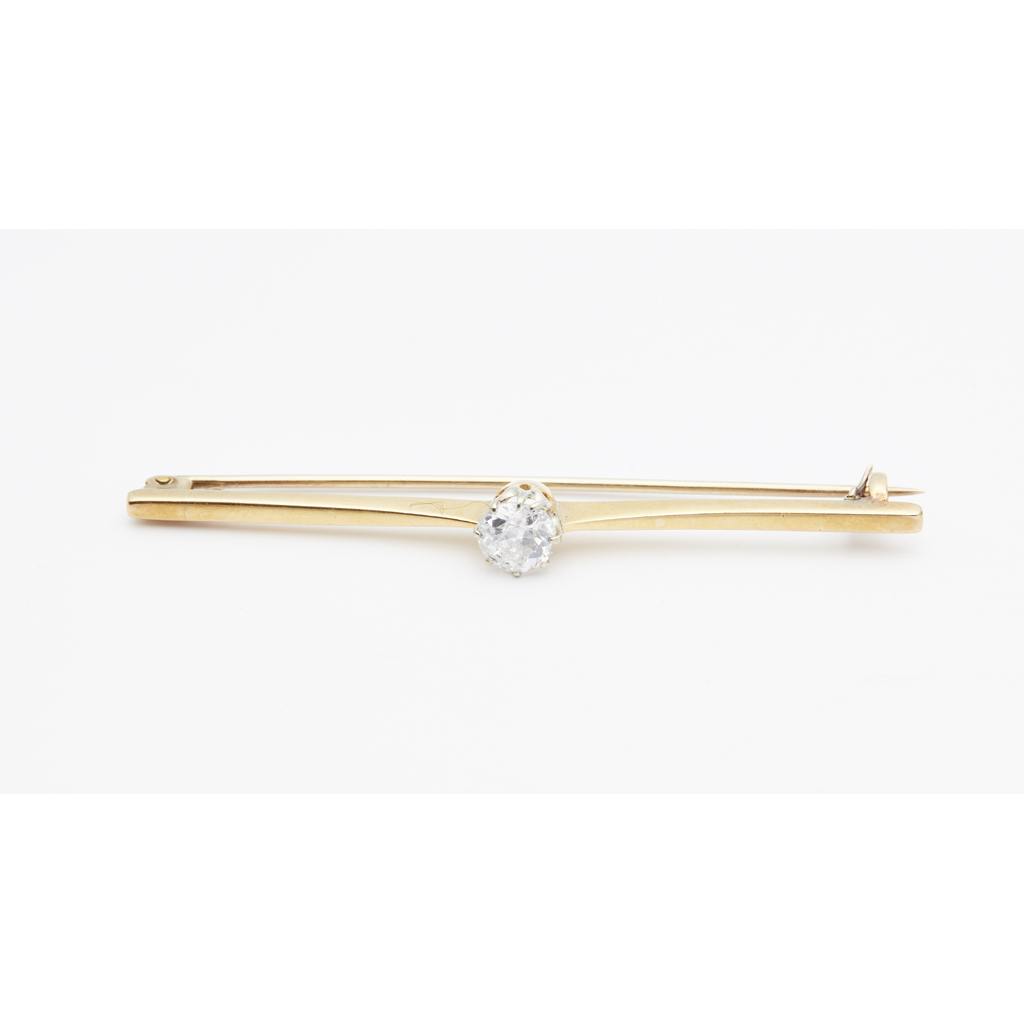 A diamond set bar brooch
