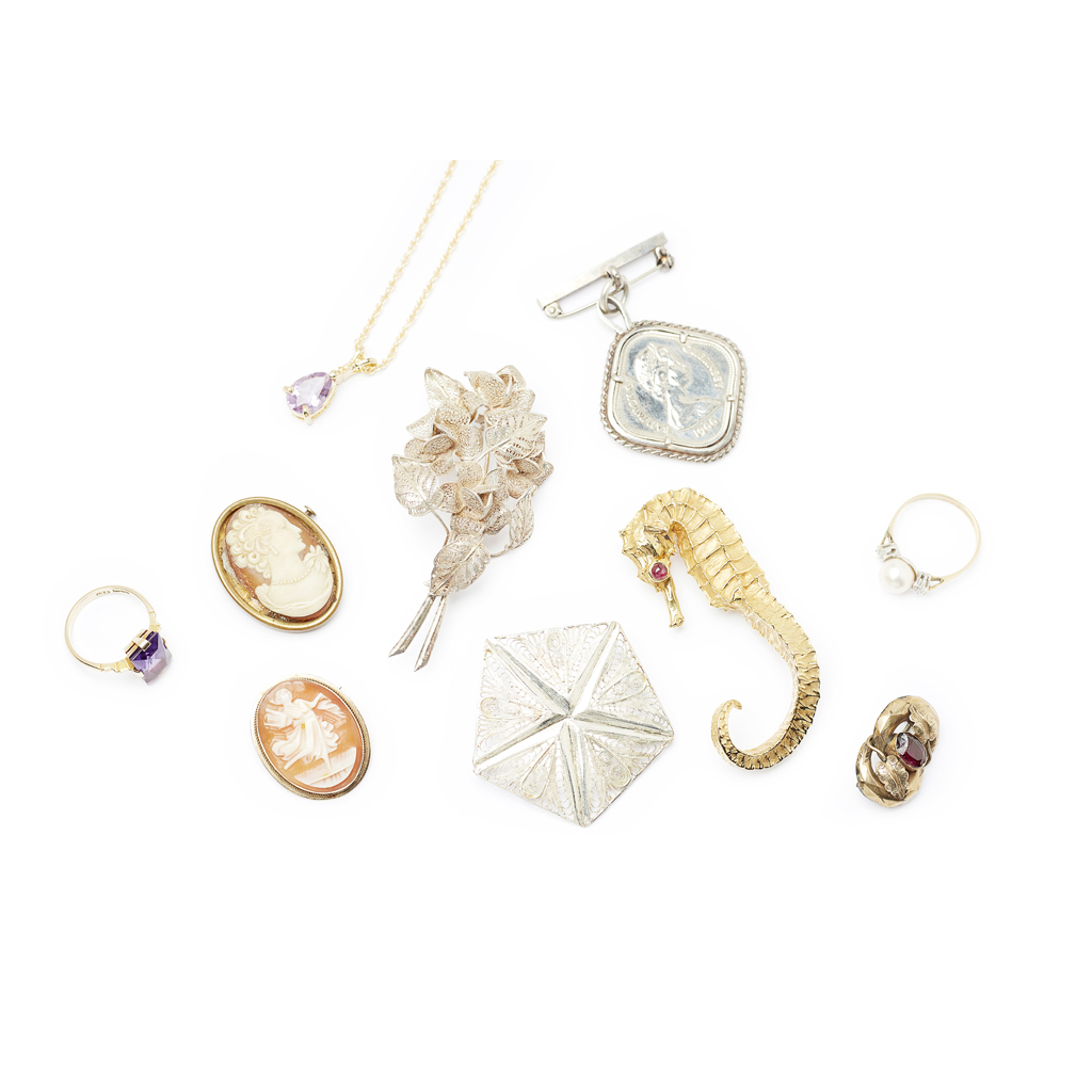 A 9ct gold sea horse brooch