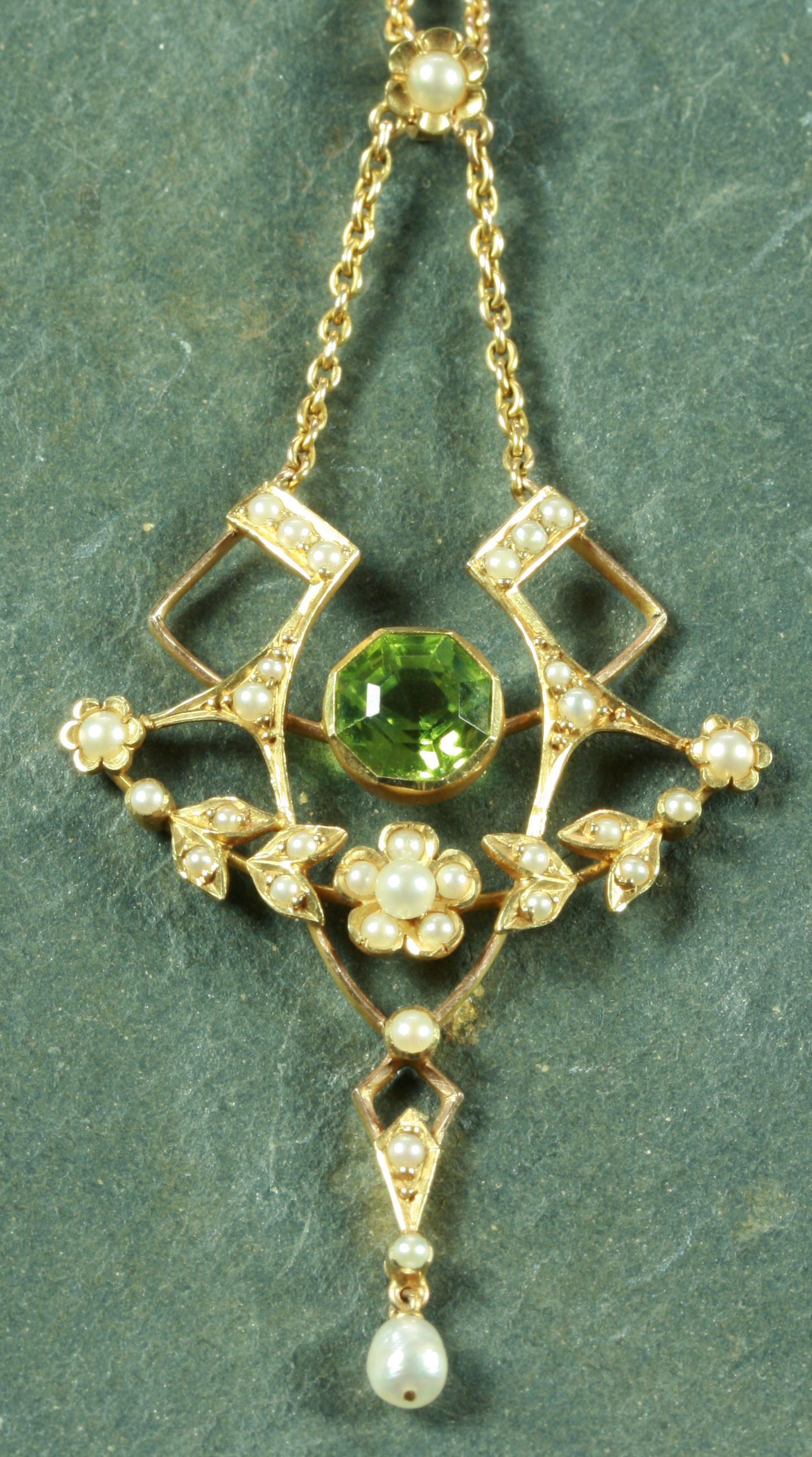 An Edwardian 15ct gold pendant,