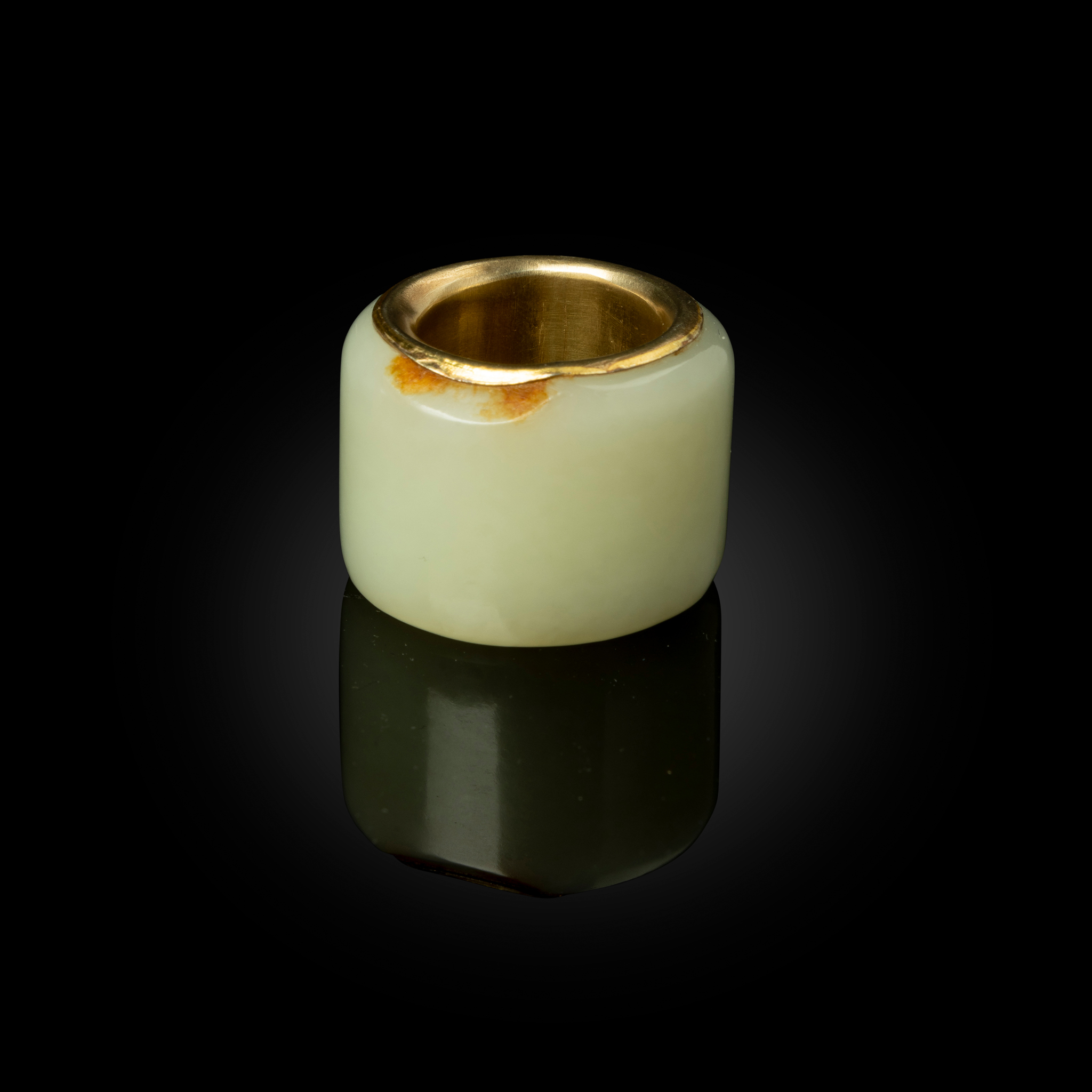CHINESE WHITE JADE WITH RUSSET SKIN THUMB RING WITH GILT-SILVER INLAID