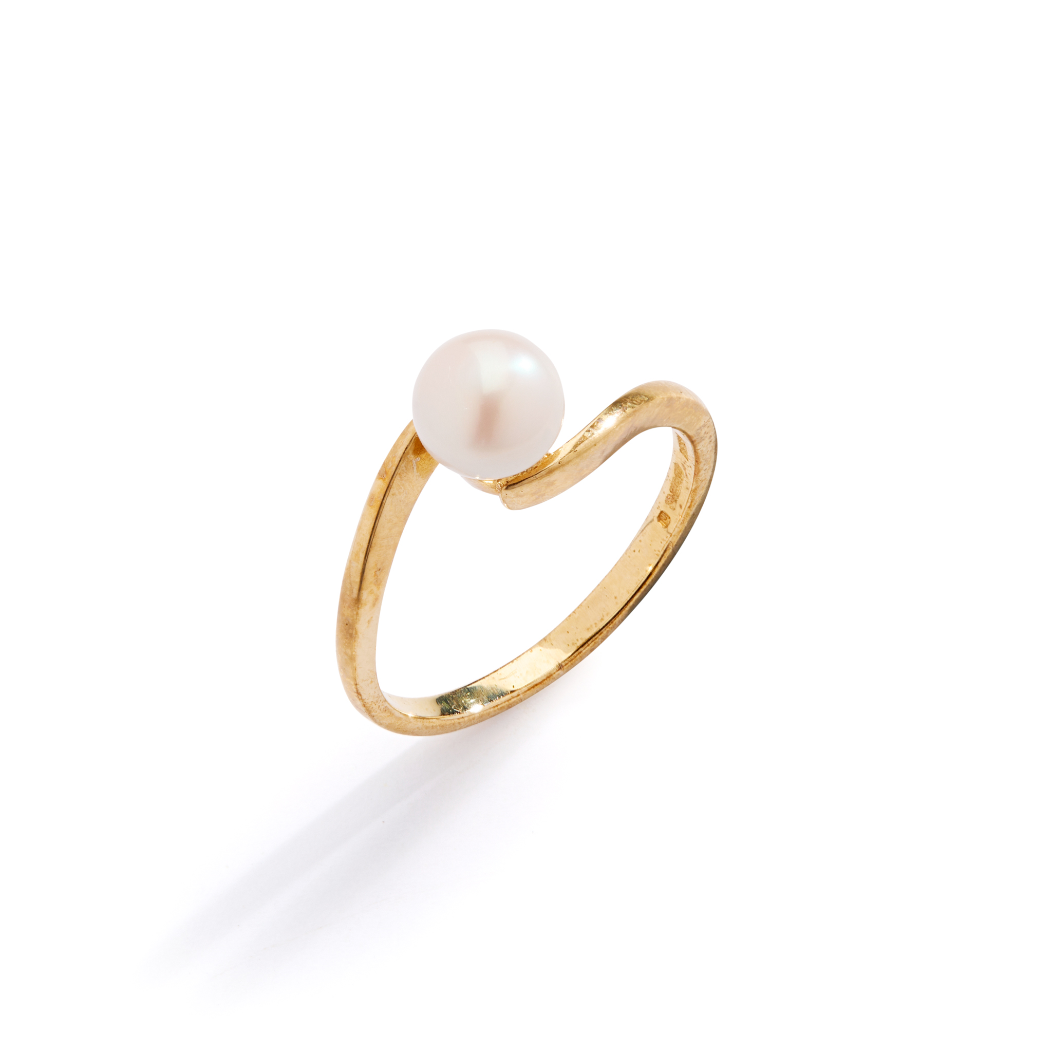 A 9CT GOLD SCOTTISH FRESHWATER PEARL RING