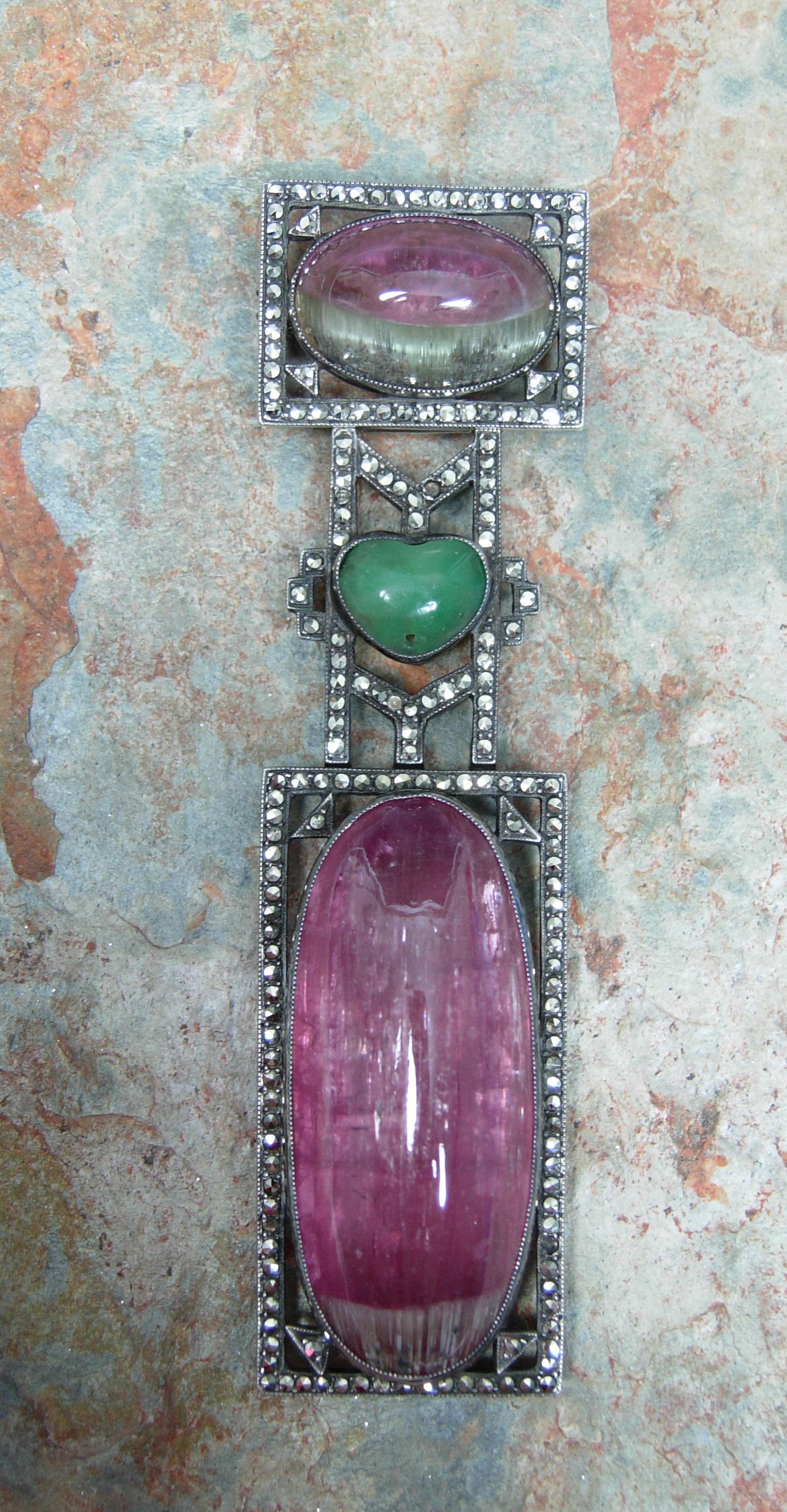 AN ART DECO MULTI-GEM SET BROOCH
