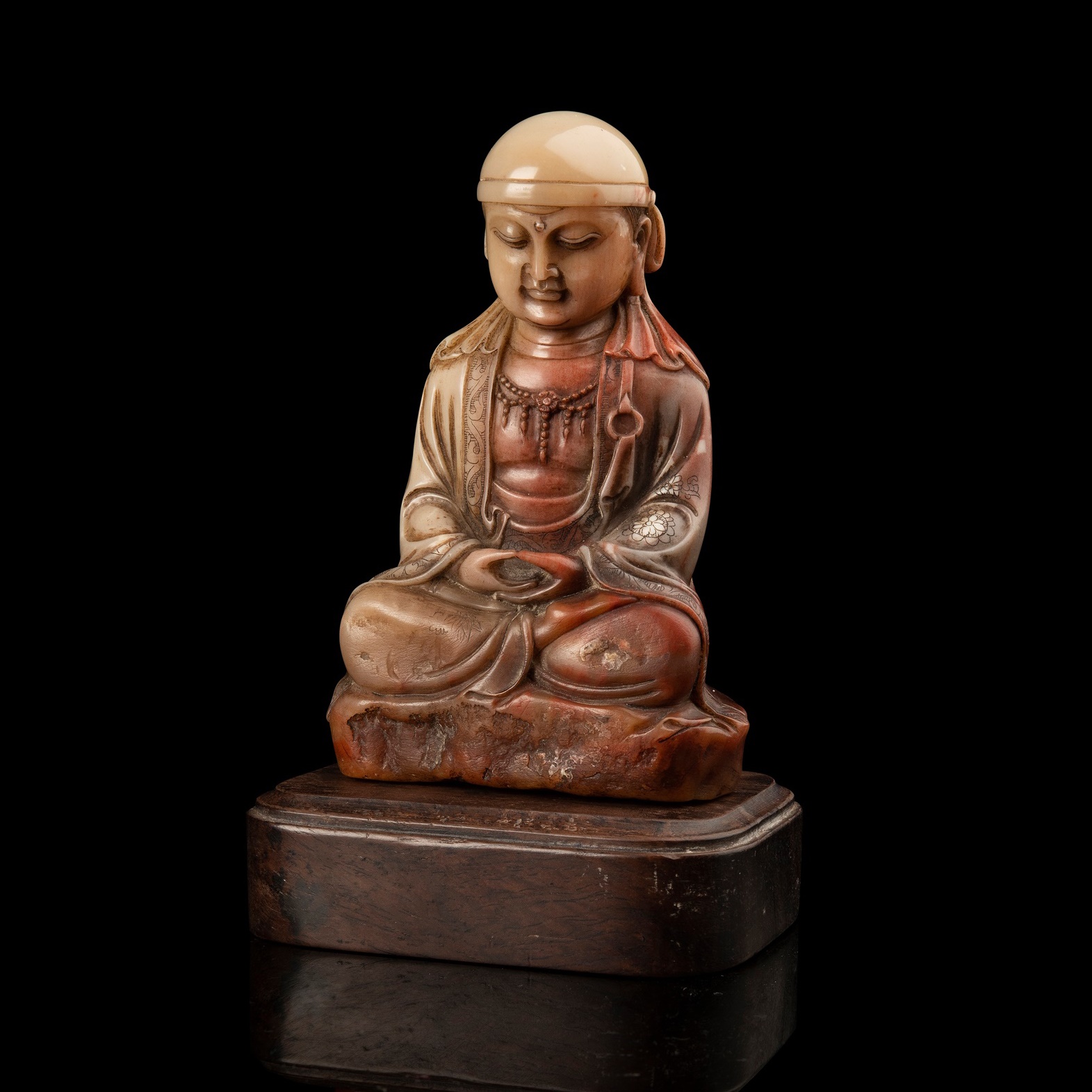 CARVED SOAPSTONE SEATED SIZHOU BUDDHA