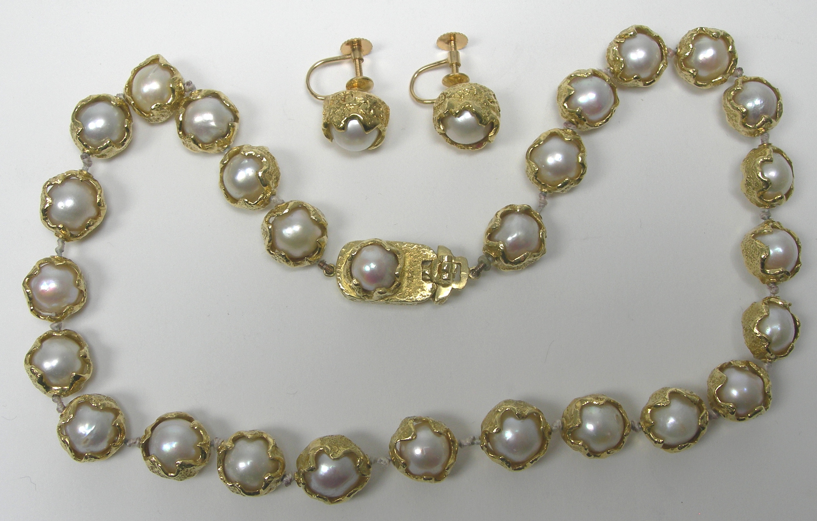 CHARLES DE TEMPLE - an 18ct gold mounted cultured pearl set suite,