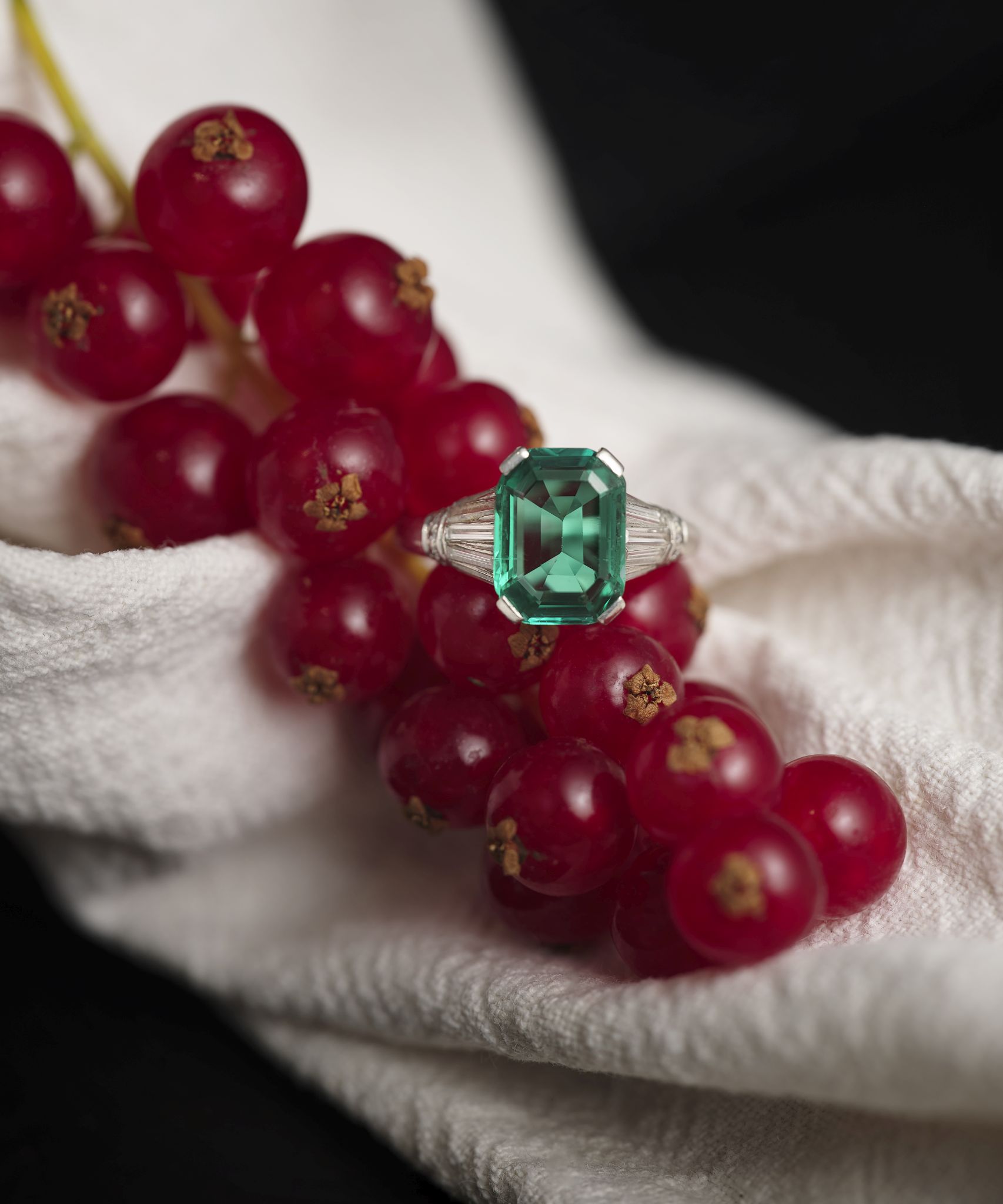 A Colombian emerald and diamond ring, first half of the 20th century