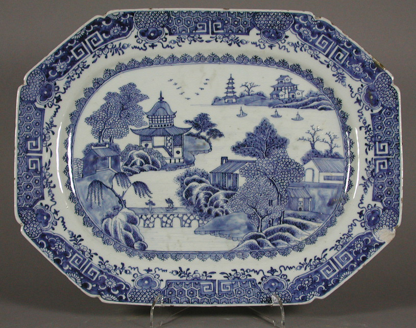 A pair of large canted rectangular ashets