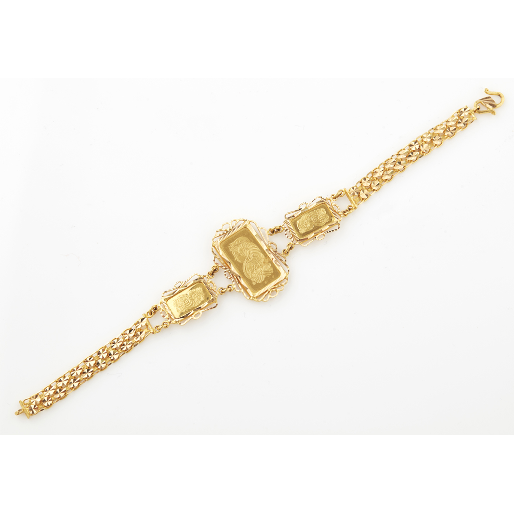 A fancy link bracelet