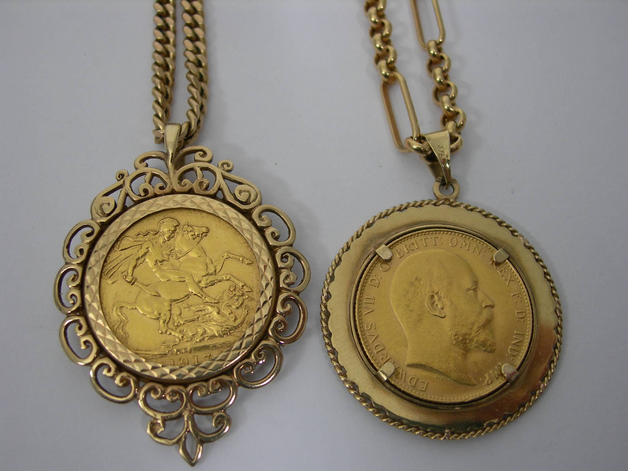 A 9ct gold pendant mounted George V sovereign,