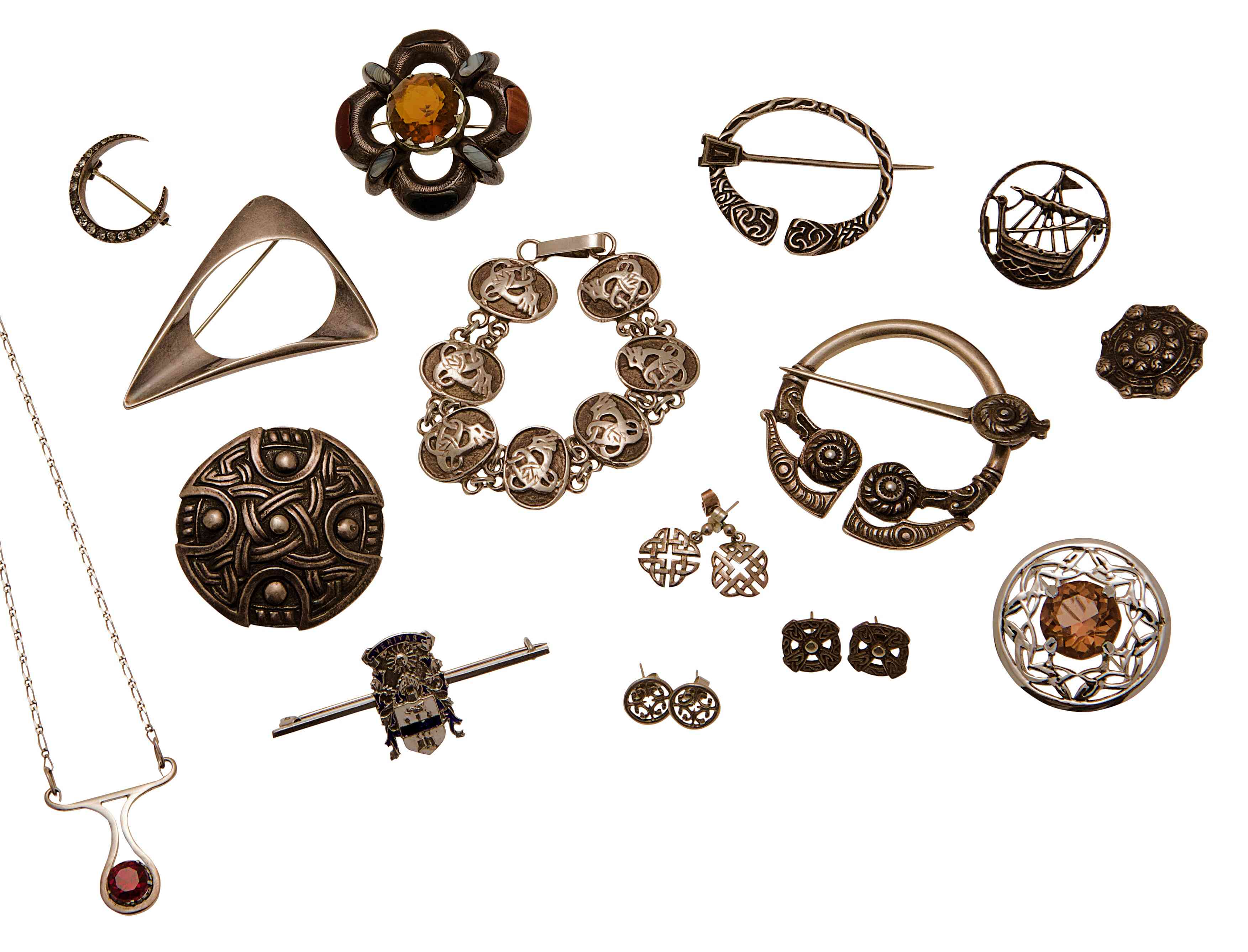 A collection of silver jewellery