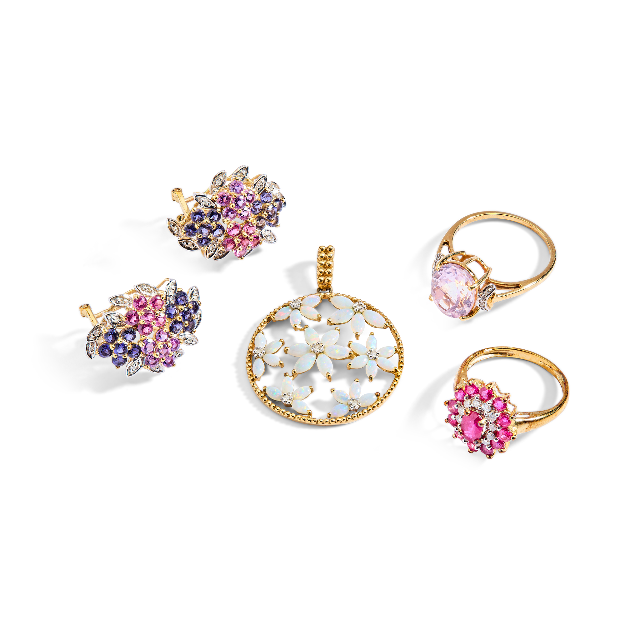 A collection of jewellery