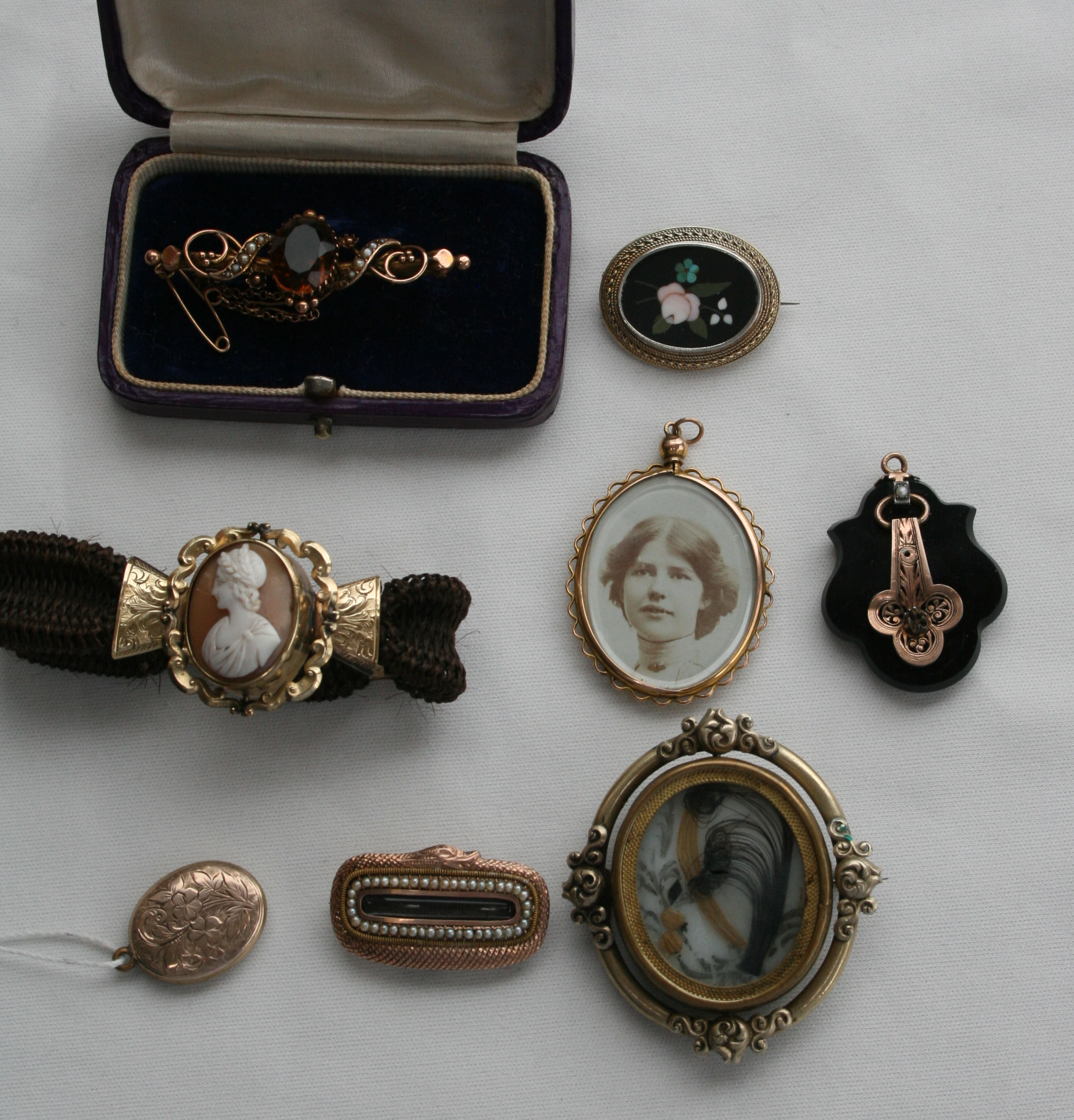 A small collection of Victorian jewellery