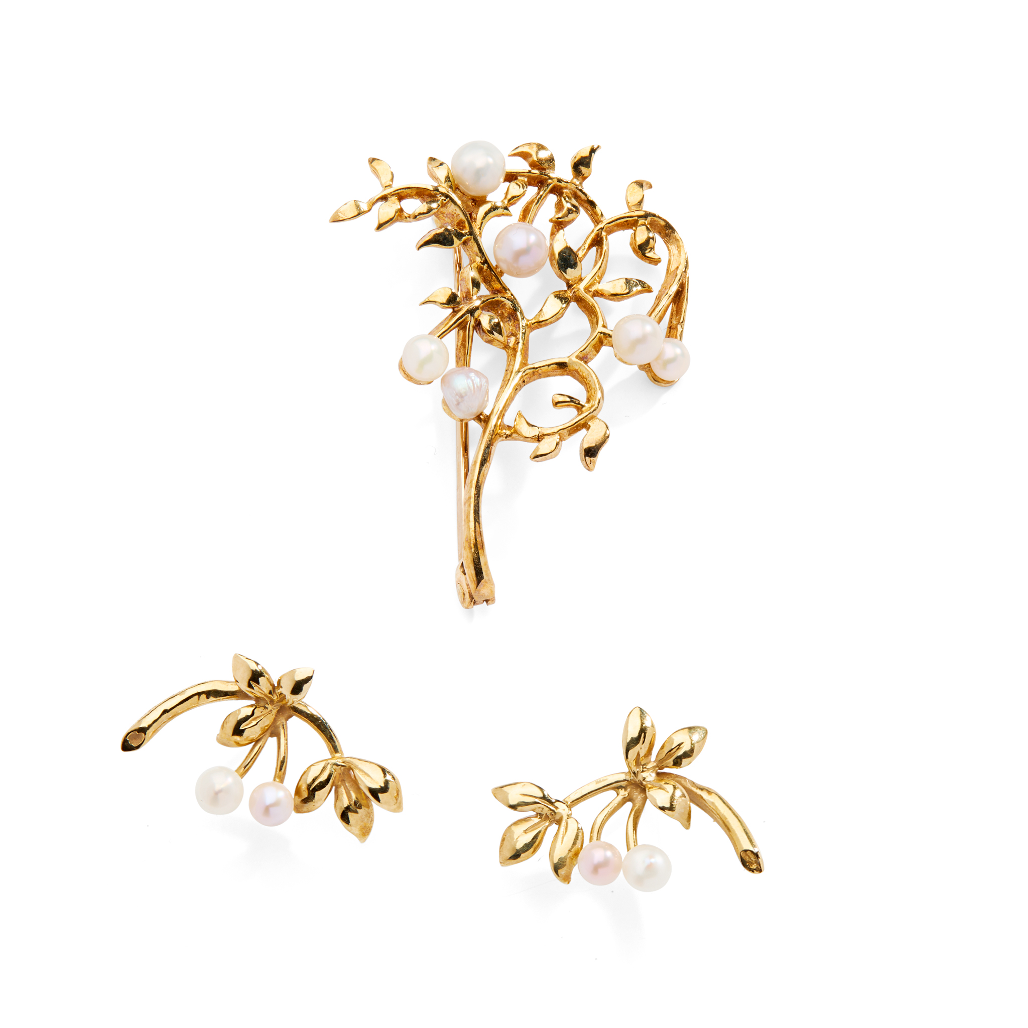 CAIRNCROSS OF PERTH: A 9CT GOLD SCOTTISH FRESHWATER PEARL 'CRANBERRY' BROOCH AND EARRINGS