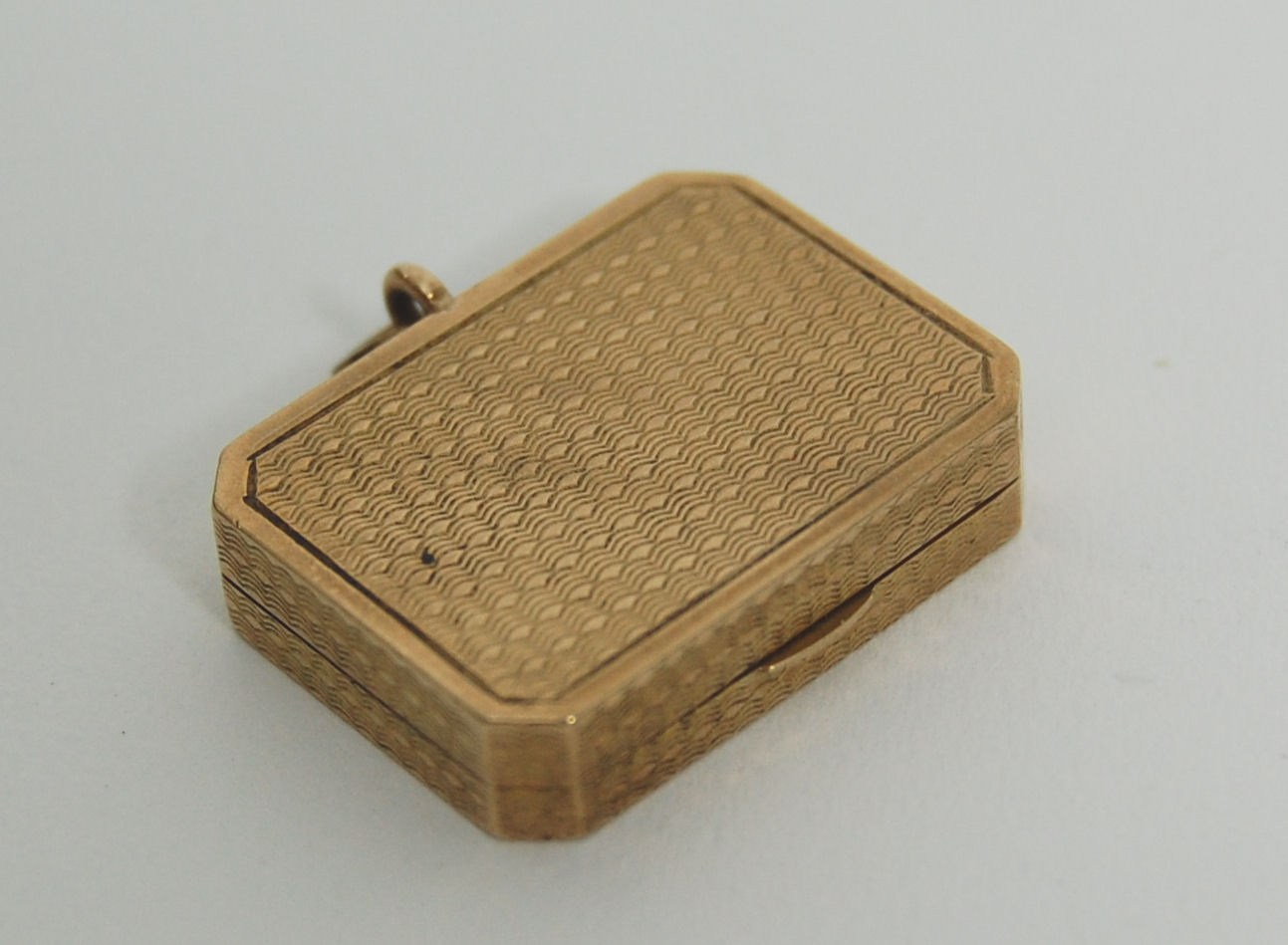 A 9ct gold pill box