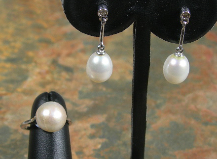 A 9ct white gold mounted mabe pearl set ring,