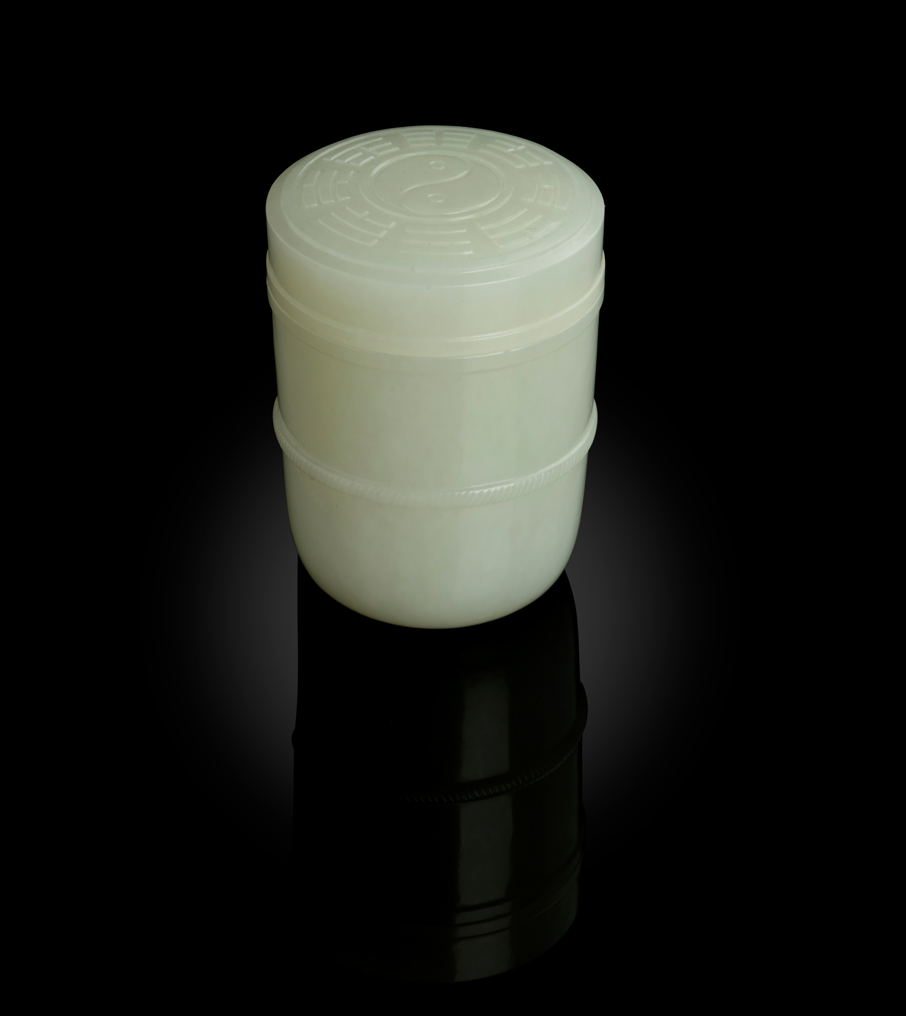 CHINESE WHITE JADE 'TAIJI AND EIGHT TRIGRAMS' LIDDED BOX