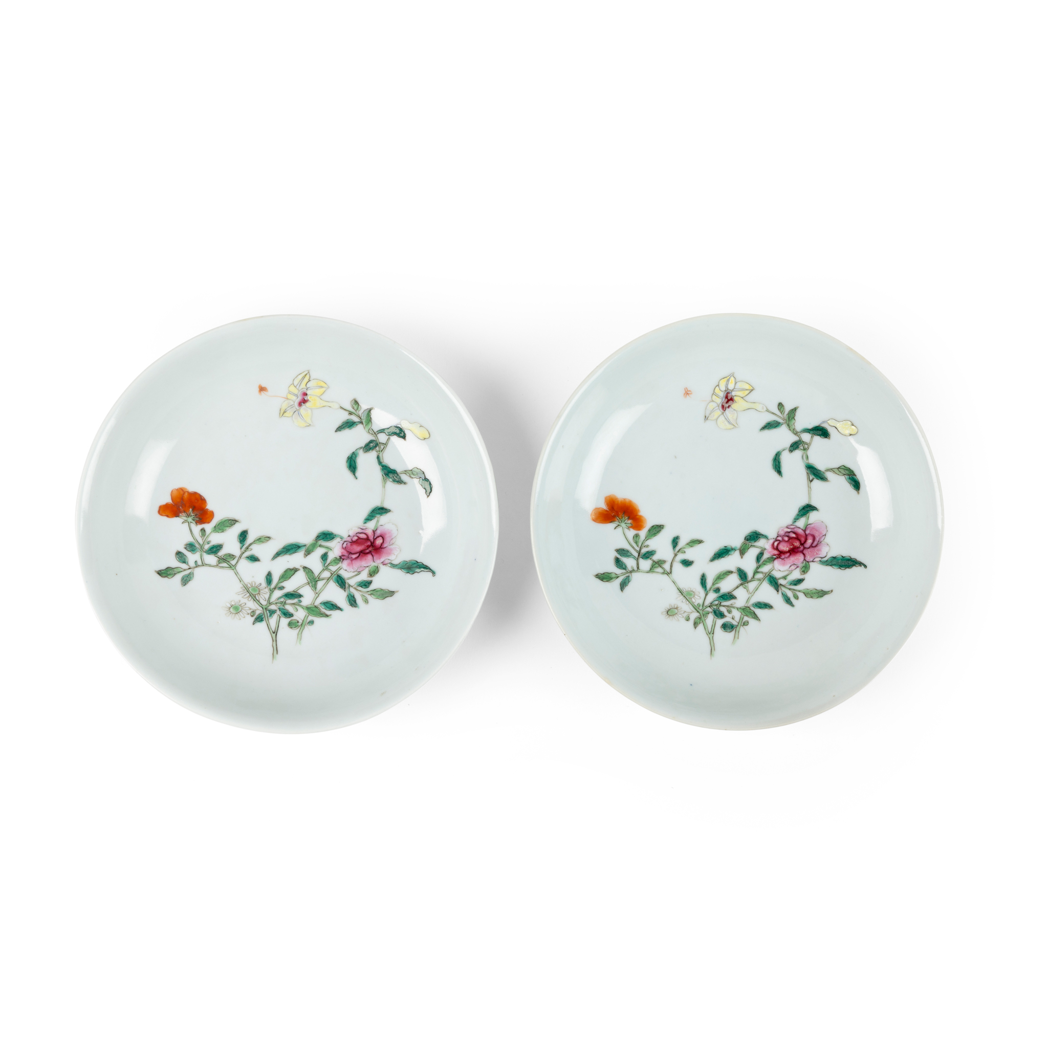 PAIR OF CHINESE FAMILLE ROSE PLATES