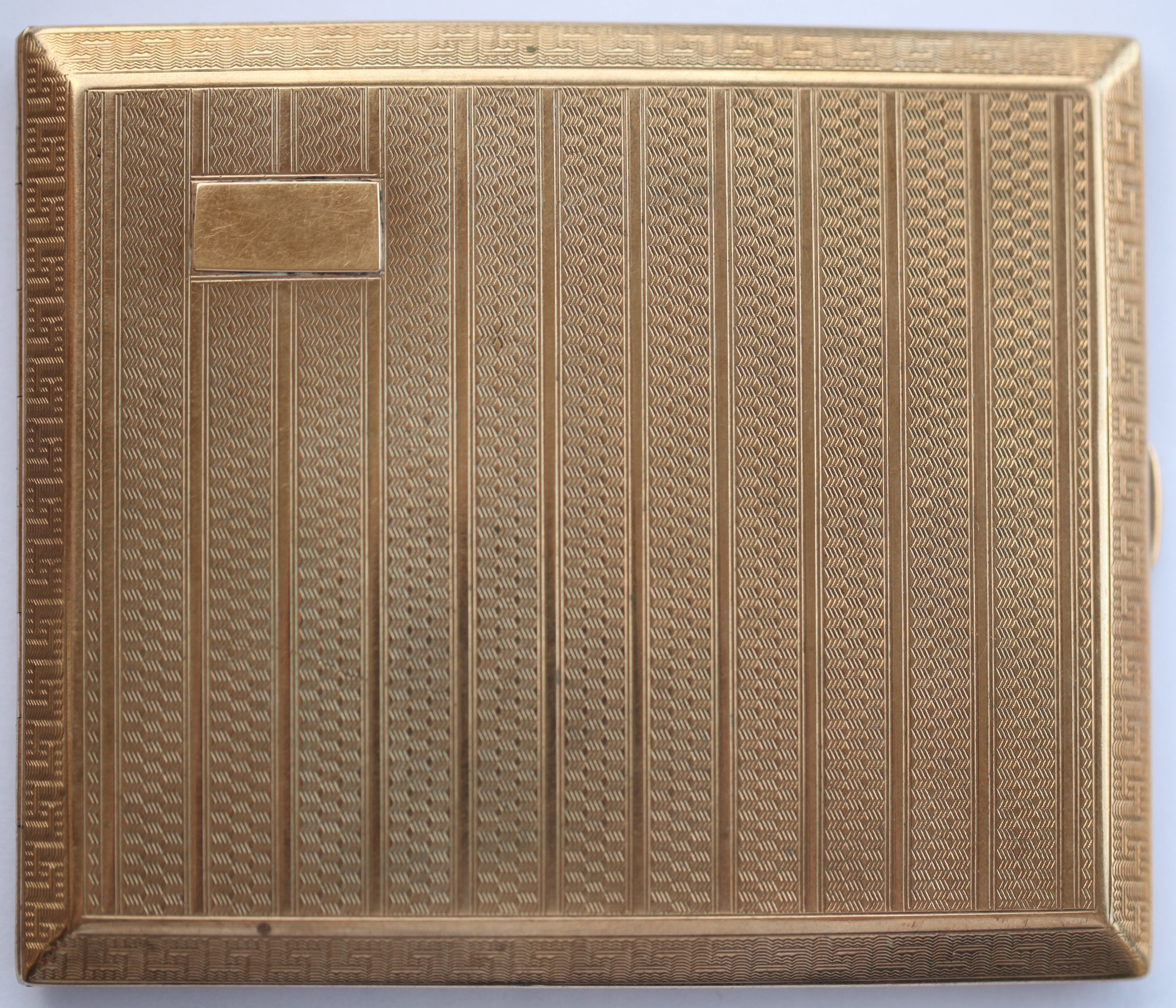 A 1920s 9ct gold cigarette case
