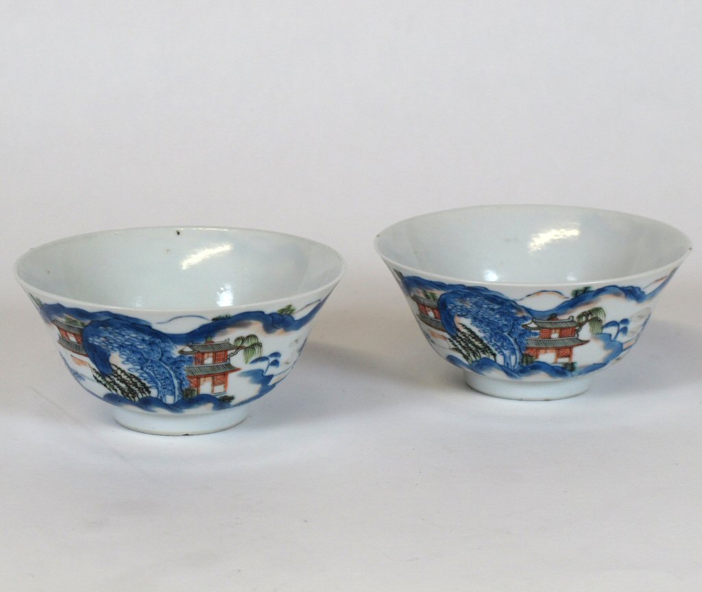 A pair of 19th century Chinese wucai bowls