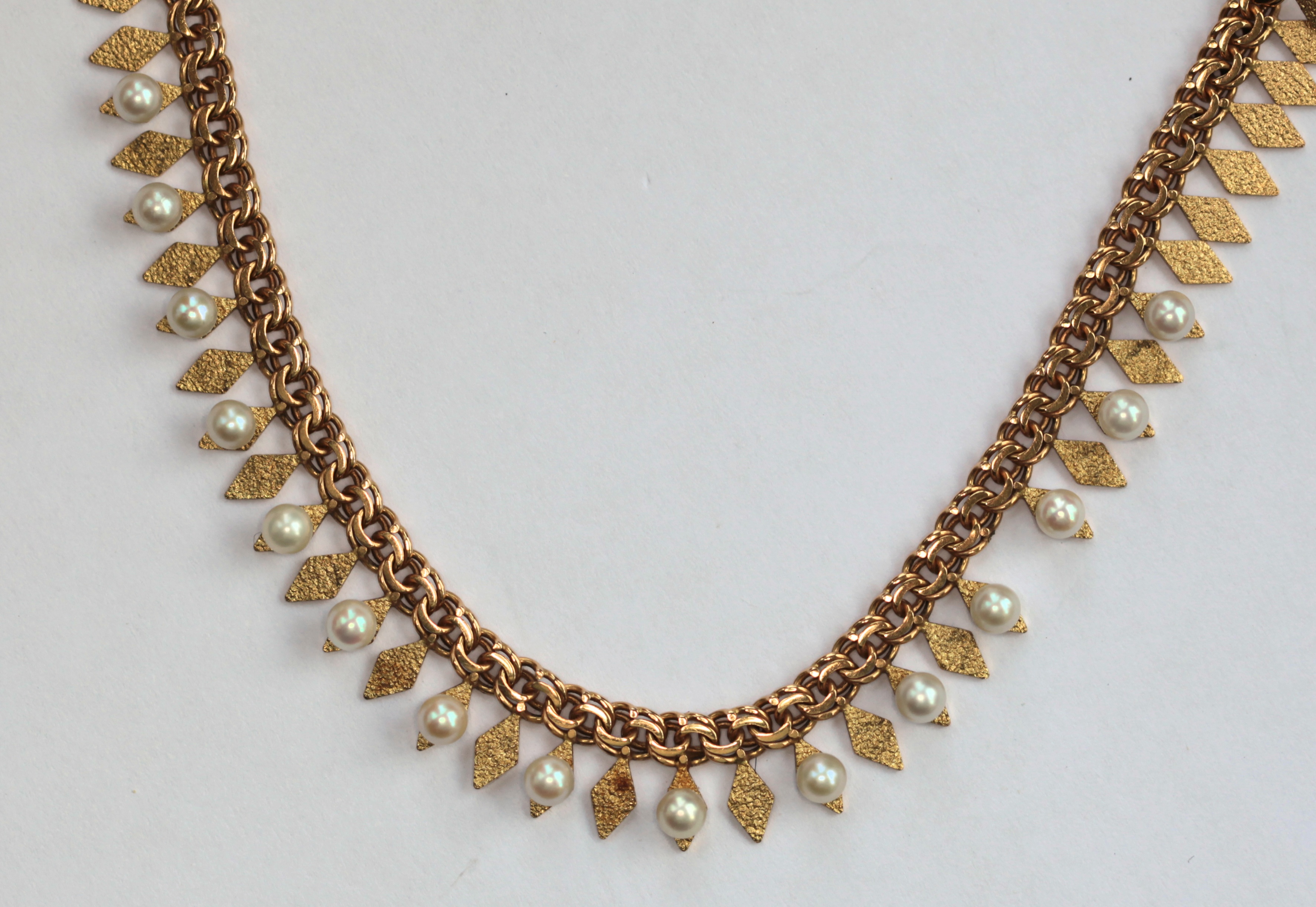 A pearl set fringed necklace