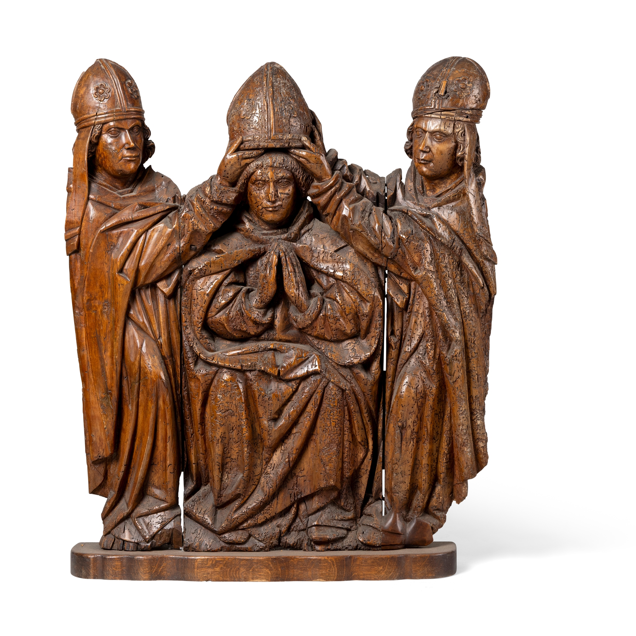 A CARVED CONTINENTAL WALNUT FIGURE GROUP