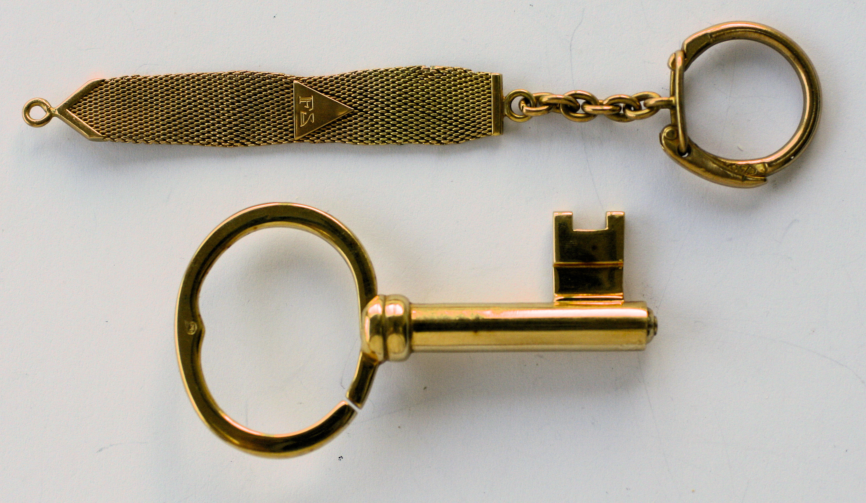 An 18ct gold key keeper