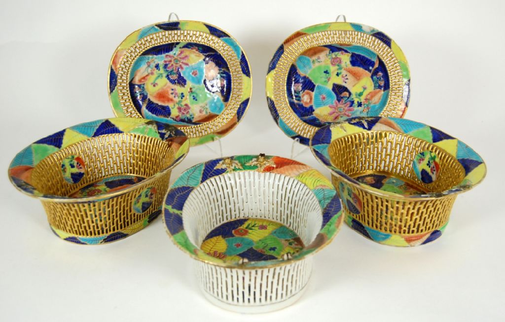 PAIR OF CHINESE EXPORT 'TOBACCO LEAF' CHESTNUT BOWLS AND STANDS