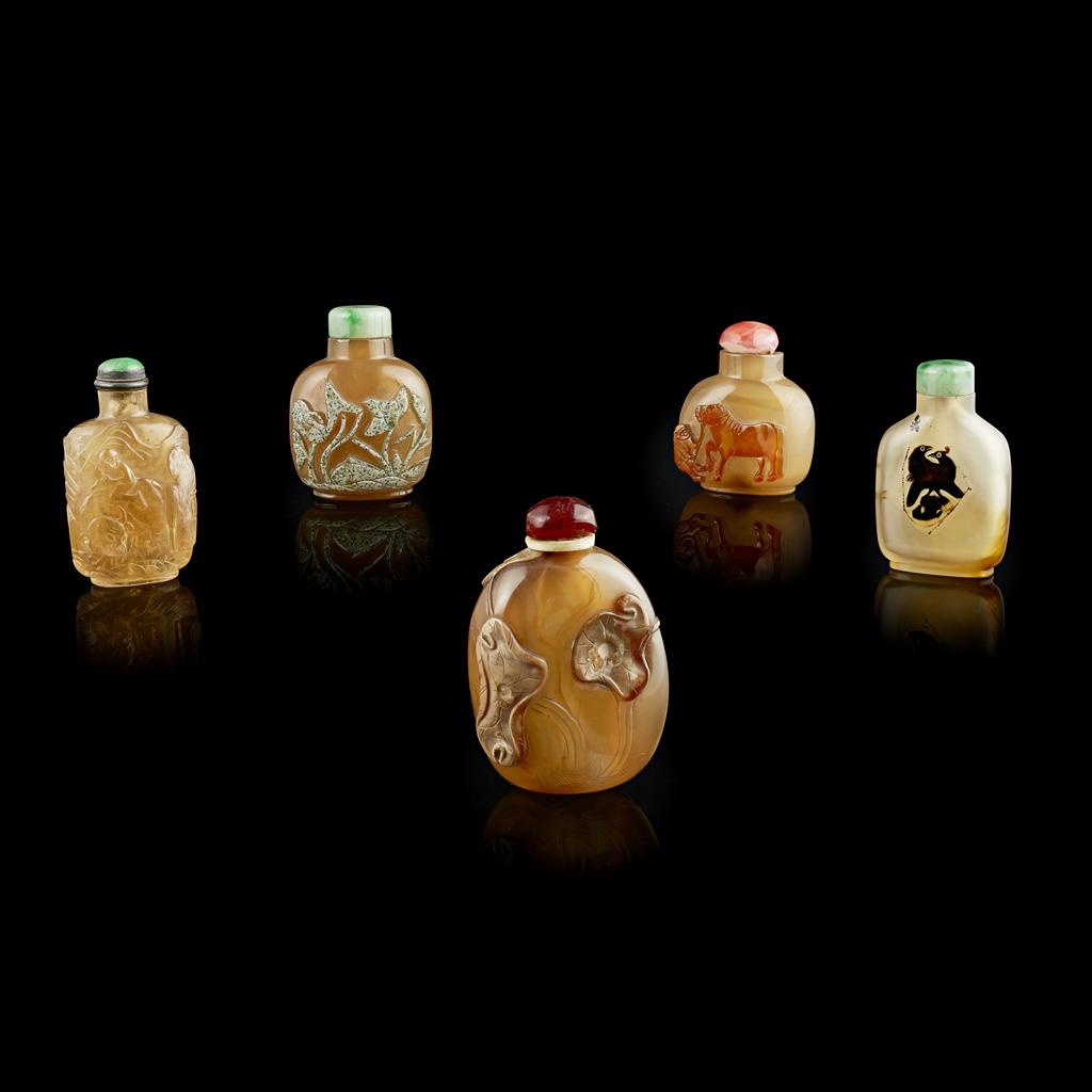 GROUP OF FOUR AGATE SNUFF BOTTLES AND A QUARTZ SNUFF BOTTLE