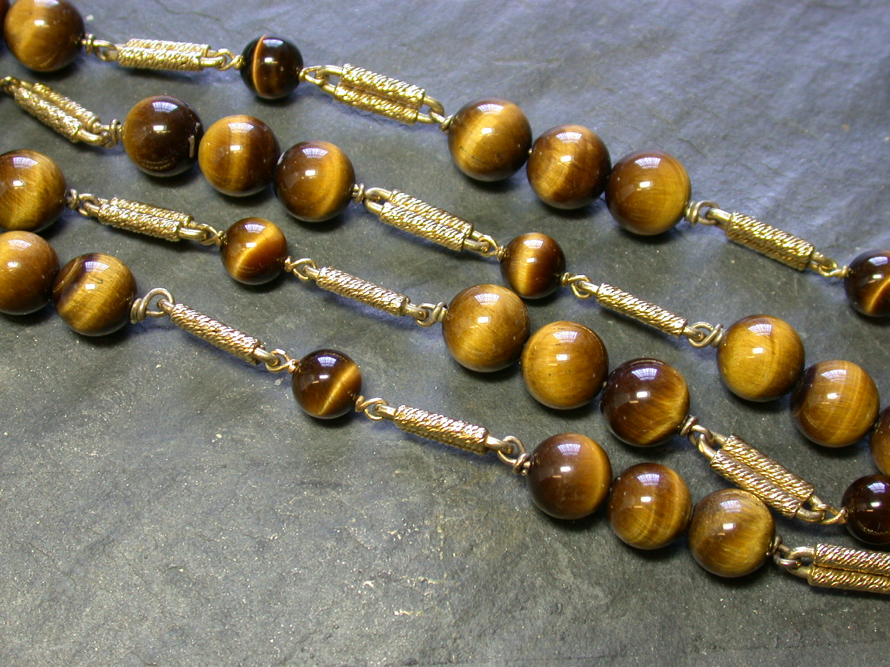 An 18ct gold and tiger's-eye necklace,