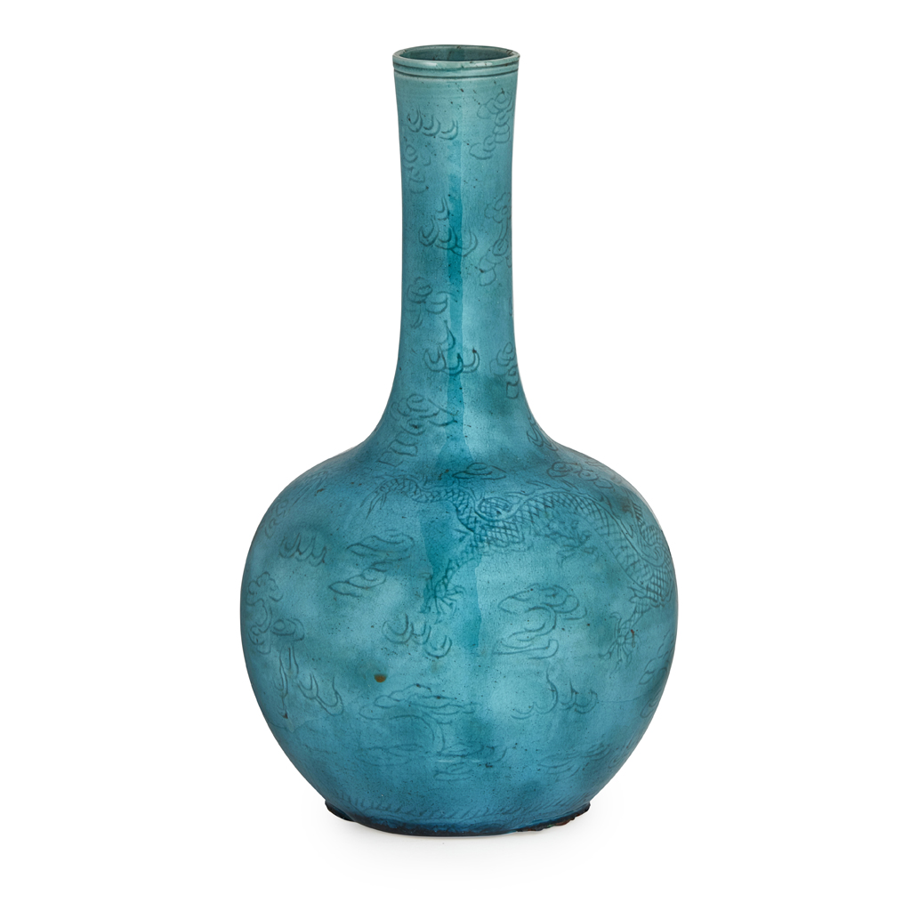 ANHUA-DECORATED TURQUOISE-GLAZED 'DRAGON' VASE