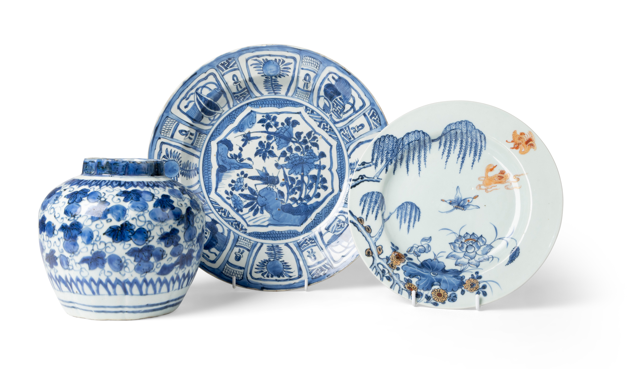 GROUP OF THREE CHINESE BLUE AND WHITE WARES