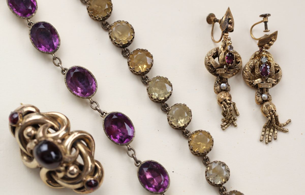 A group of Victorian jewellery to include