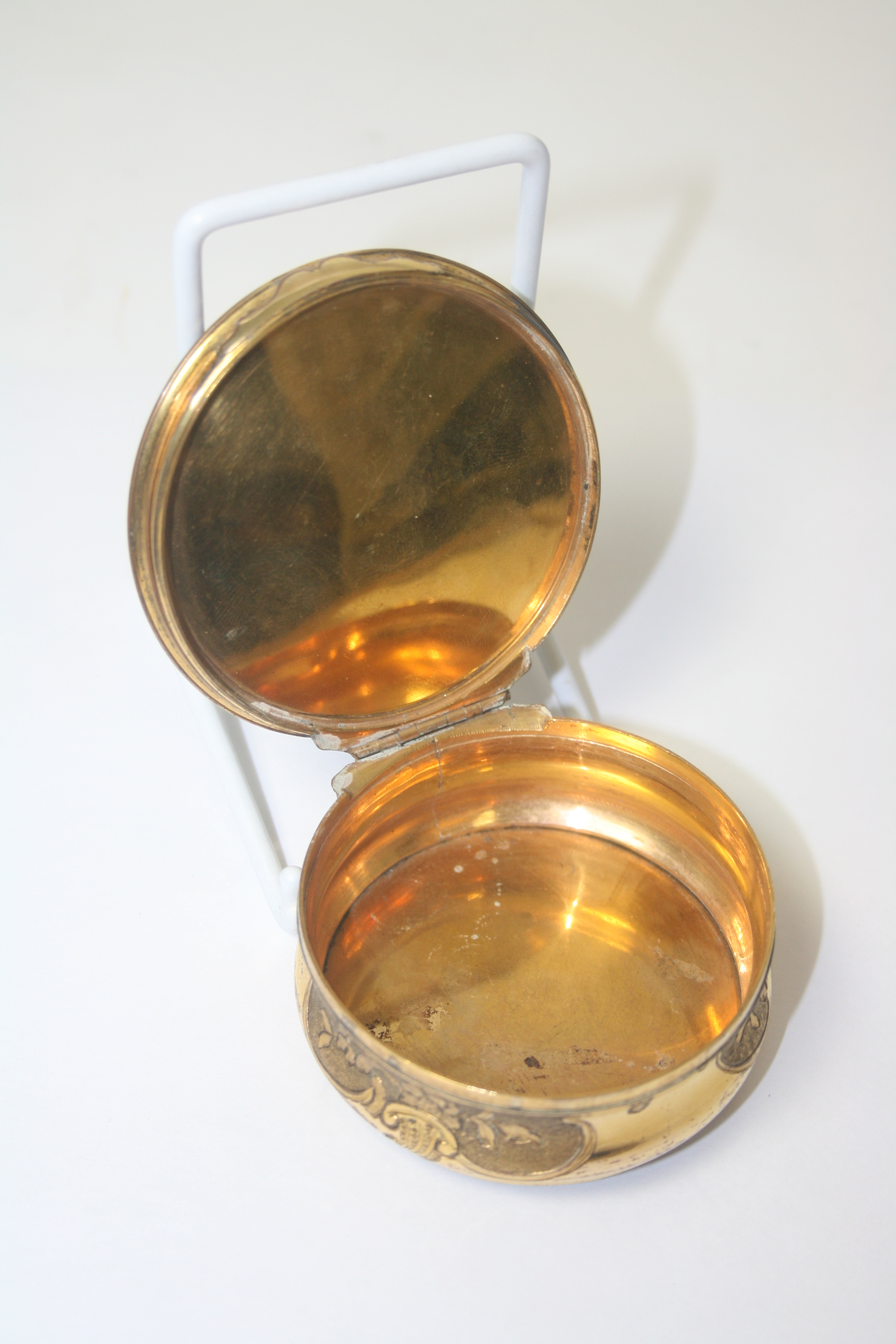 An 18th century ormolu and tortoise shell Jacobite snuff box