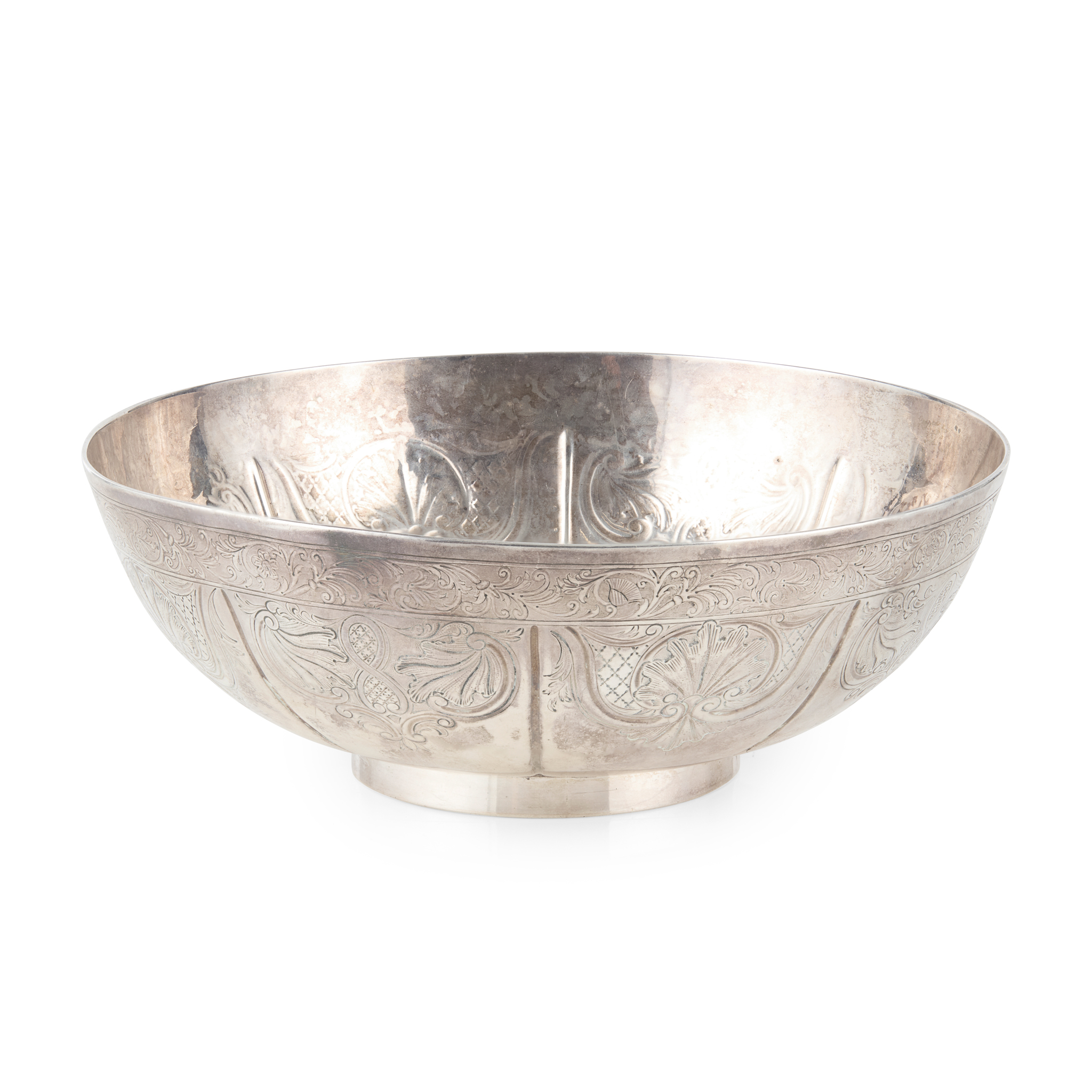 AN EARLY 18TH CENTURY LOBED BOWL