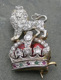 A multi-gem set brooch