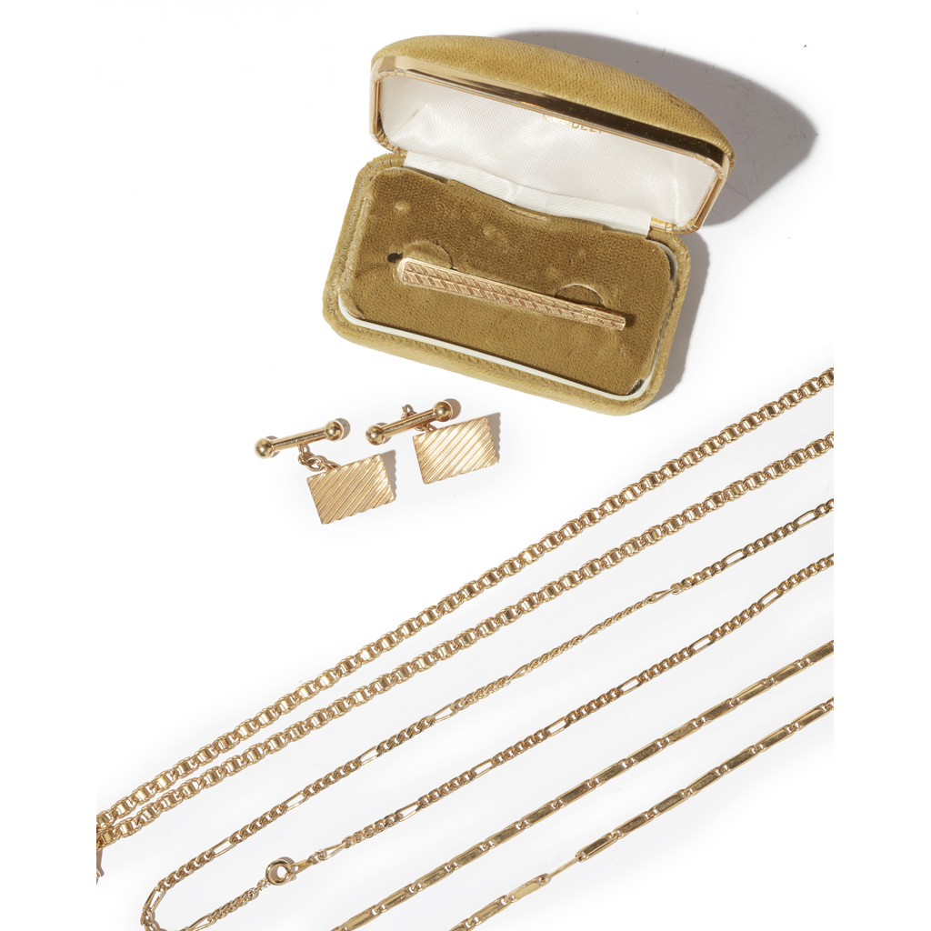 A collection of jewellery