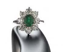 AN 18CT WHITE GOLD MOUNTED EMERALD AND DIAMOND FLORAL CLUSTER RING,