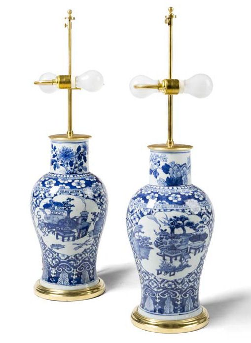 A pair of Chinese porcelain blue and white vases