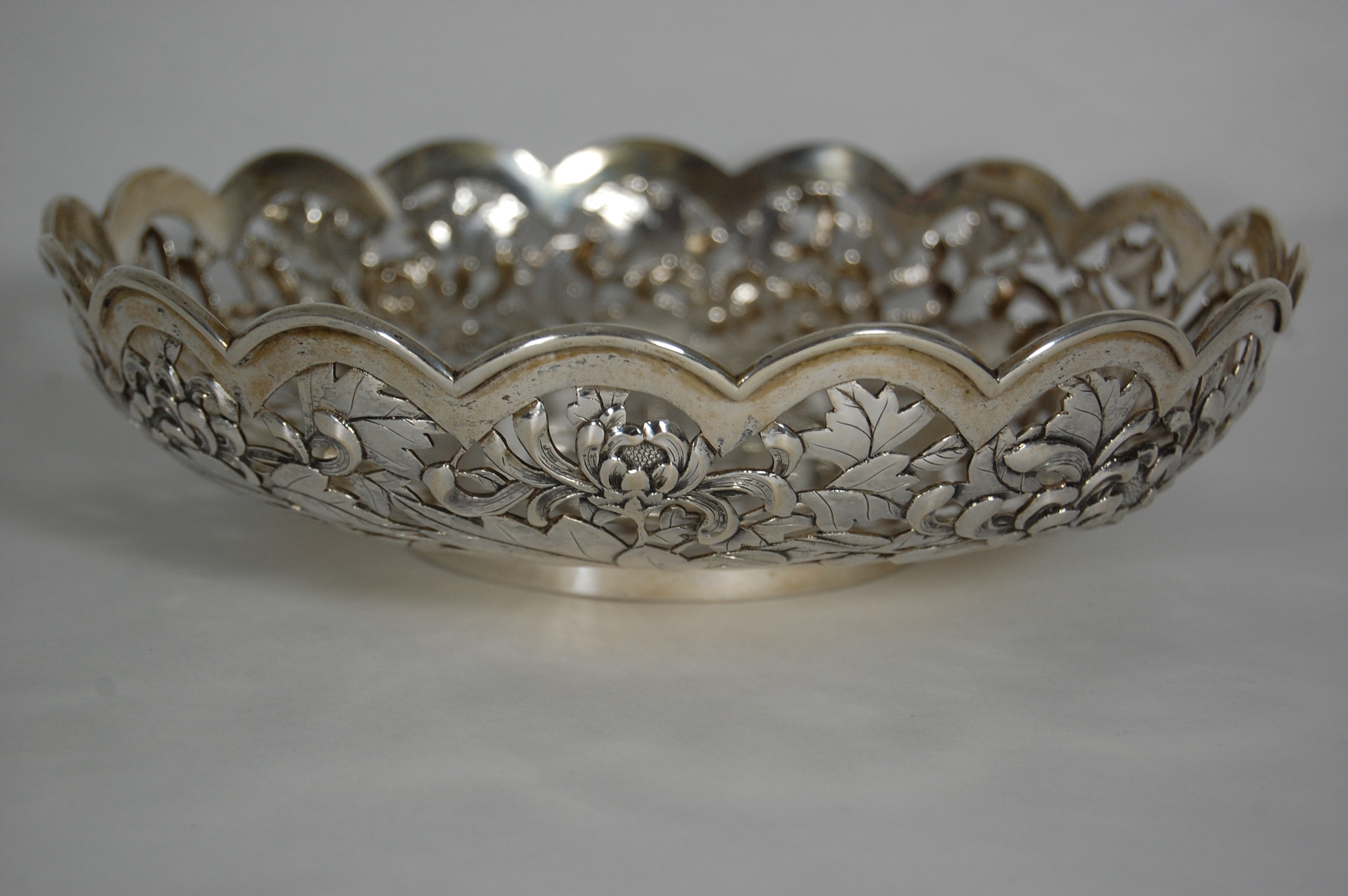 A Chinese export fruit bowl