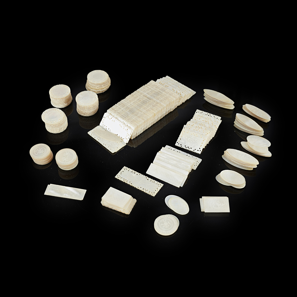 LARGE QUANTITY OF MOTHER-OF-PEARL GAMING COUNTERS