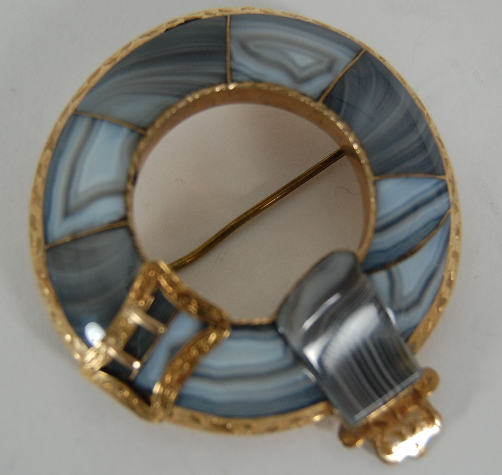 A Scottish gold mounted agate brooch