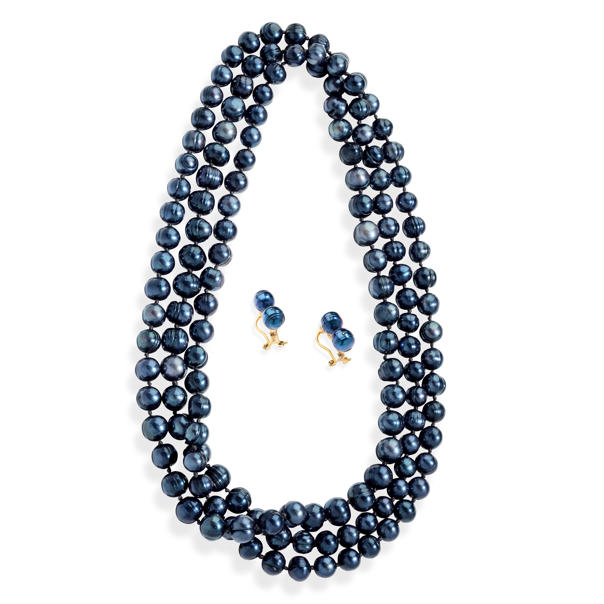 A blue cultured pearl necklace and matching earrings