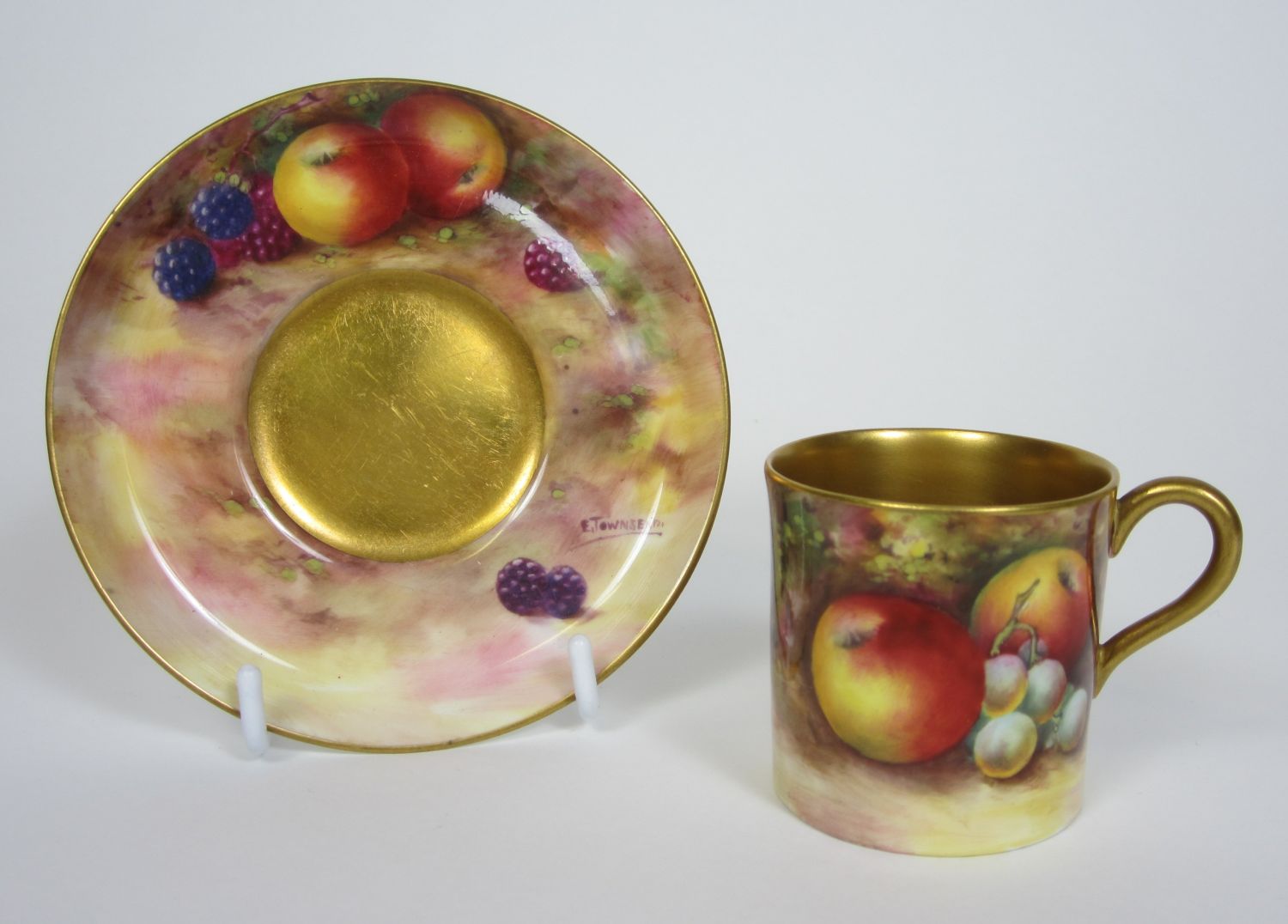 COLLECTION OF ROYAL WORCESTER WARES, SIGNED E. TOWNSEND
