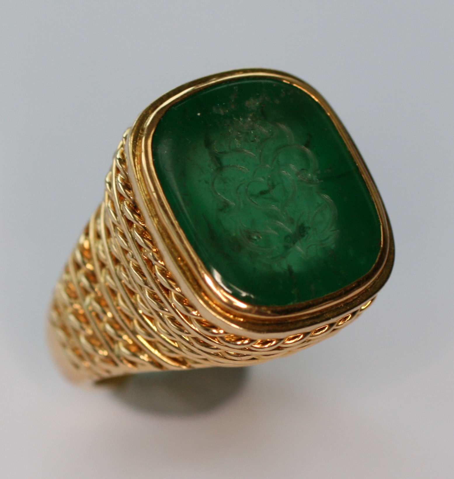 A gent's 18ct gold and emerald set signet ring