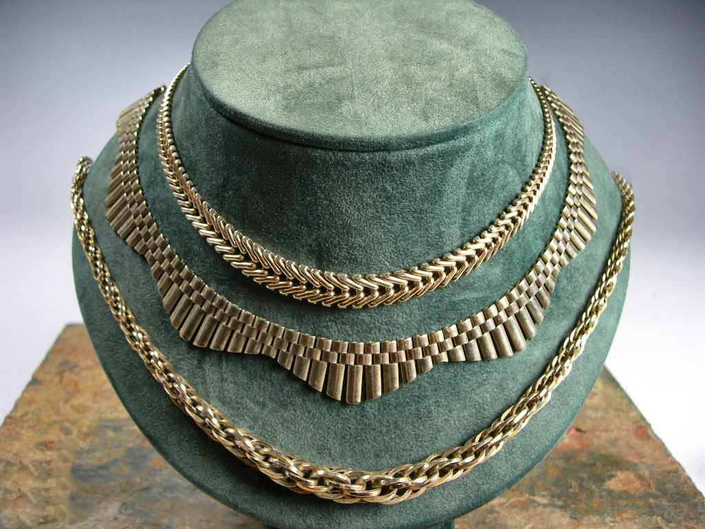 Three assorted 9ct gold necklaces,