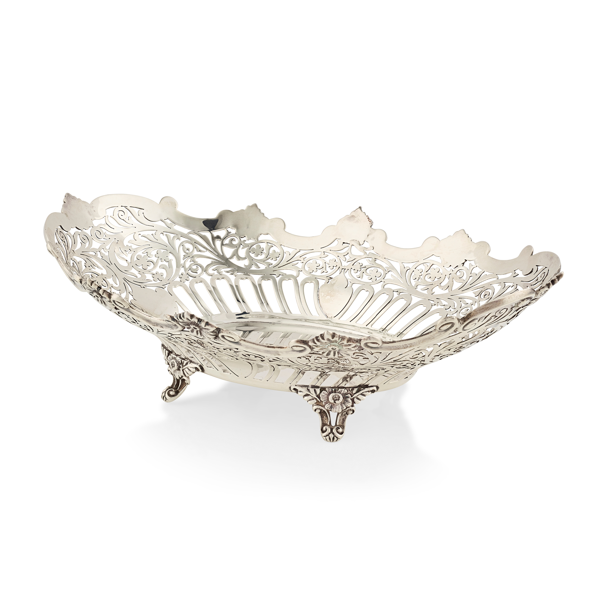 AN EDWARDIAN PIERCED BASKET