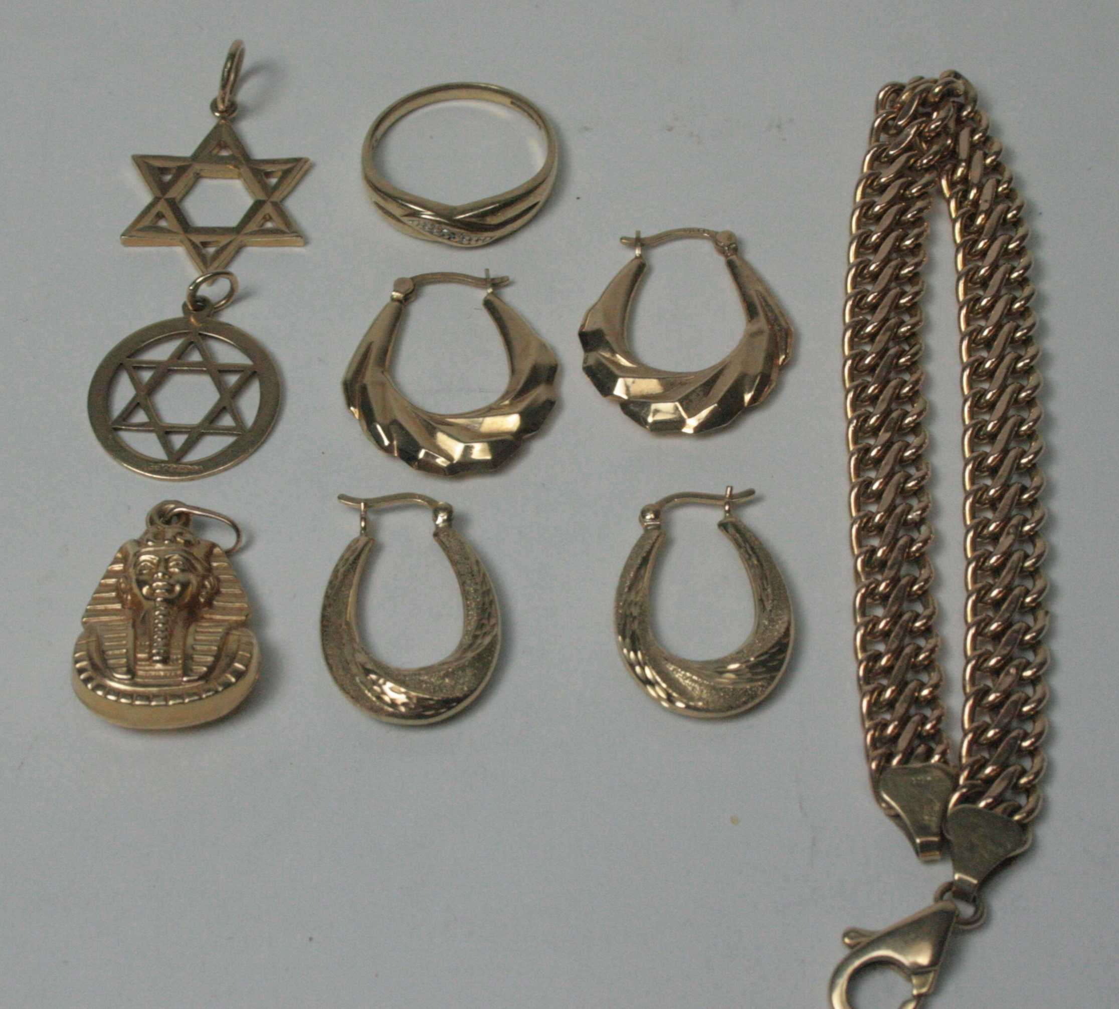 A collection of 9ct gold jewellery