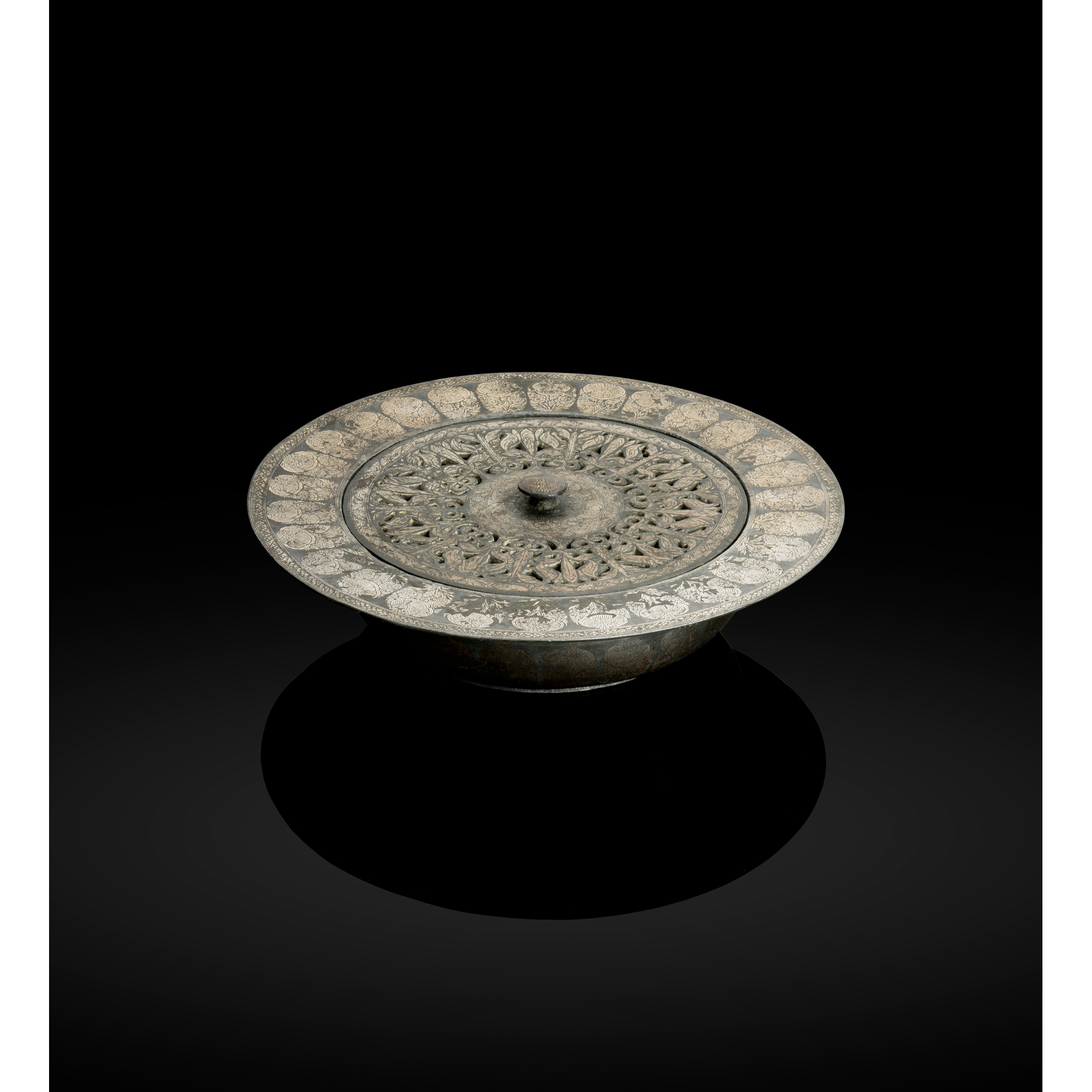A SUPERB BIDRI SILVER INLAY BASIN AND LID DECORATED WITH POPPY SPRAYS