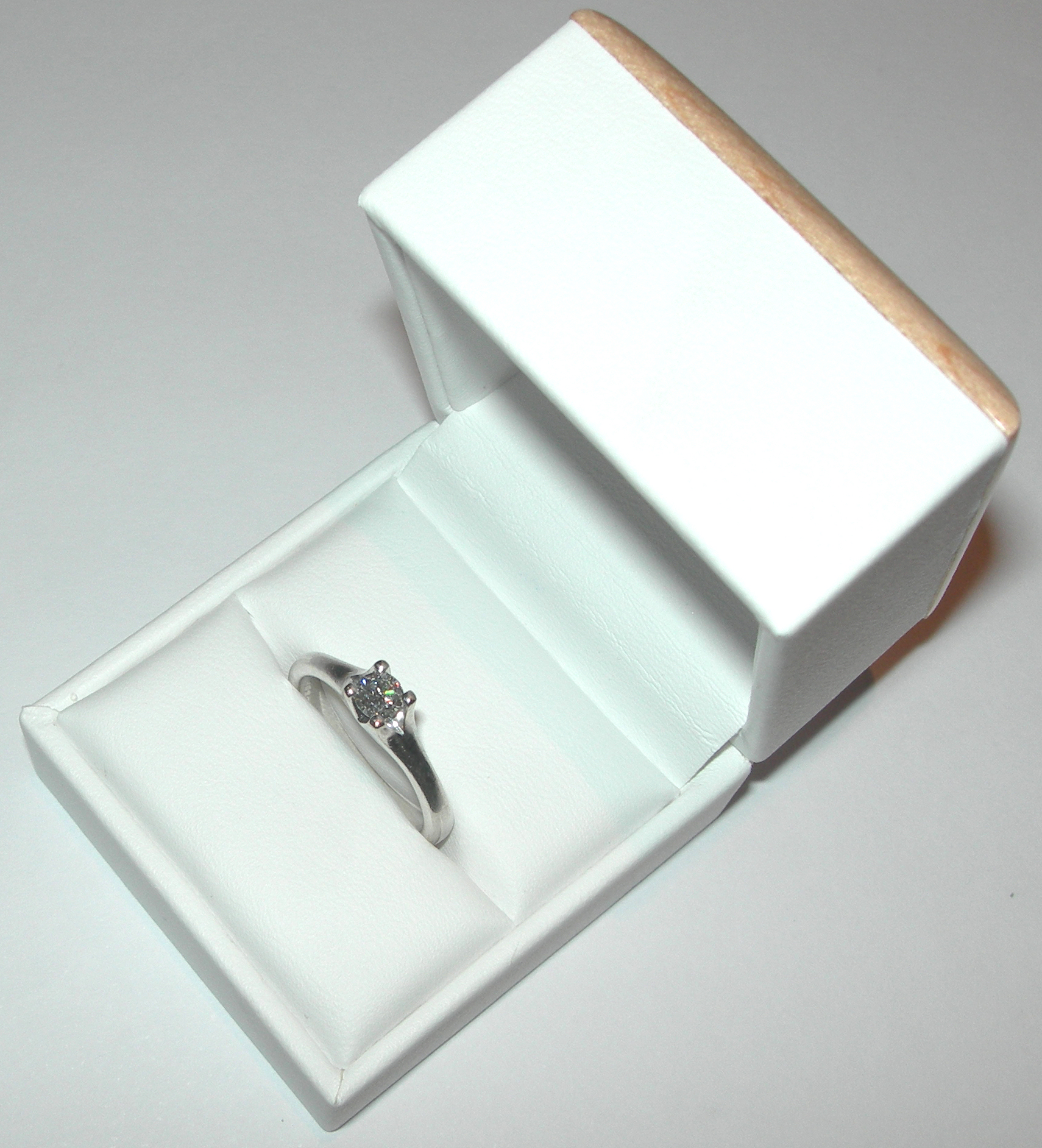 An 18ct white gold mounted diamond single-stone ring,