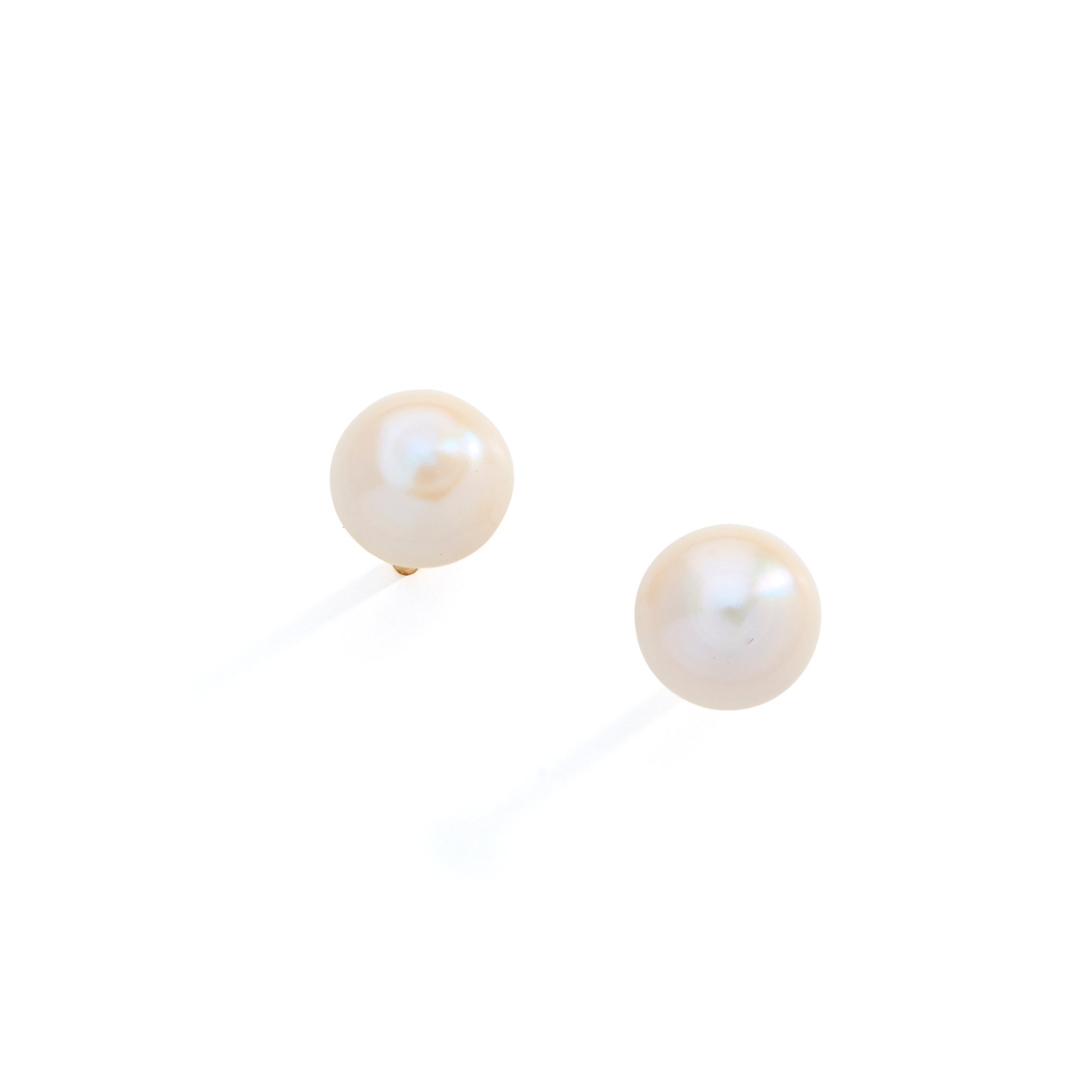 A PAIR OF SCOTTISH FRESHWATER PEARL STUD EARRINGS