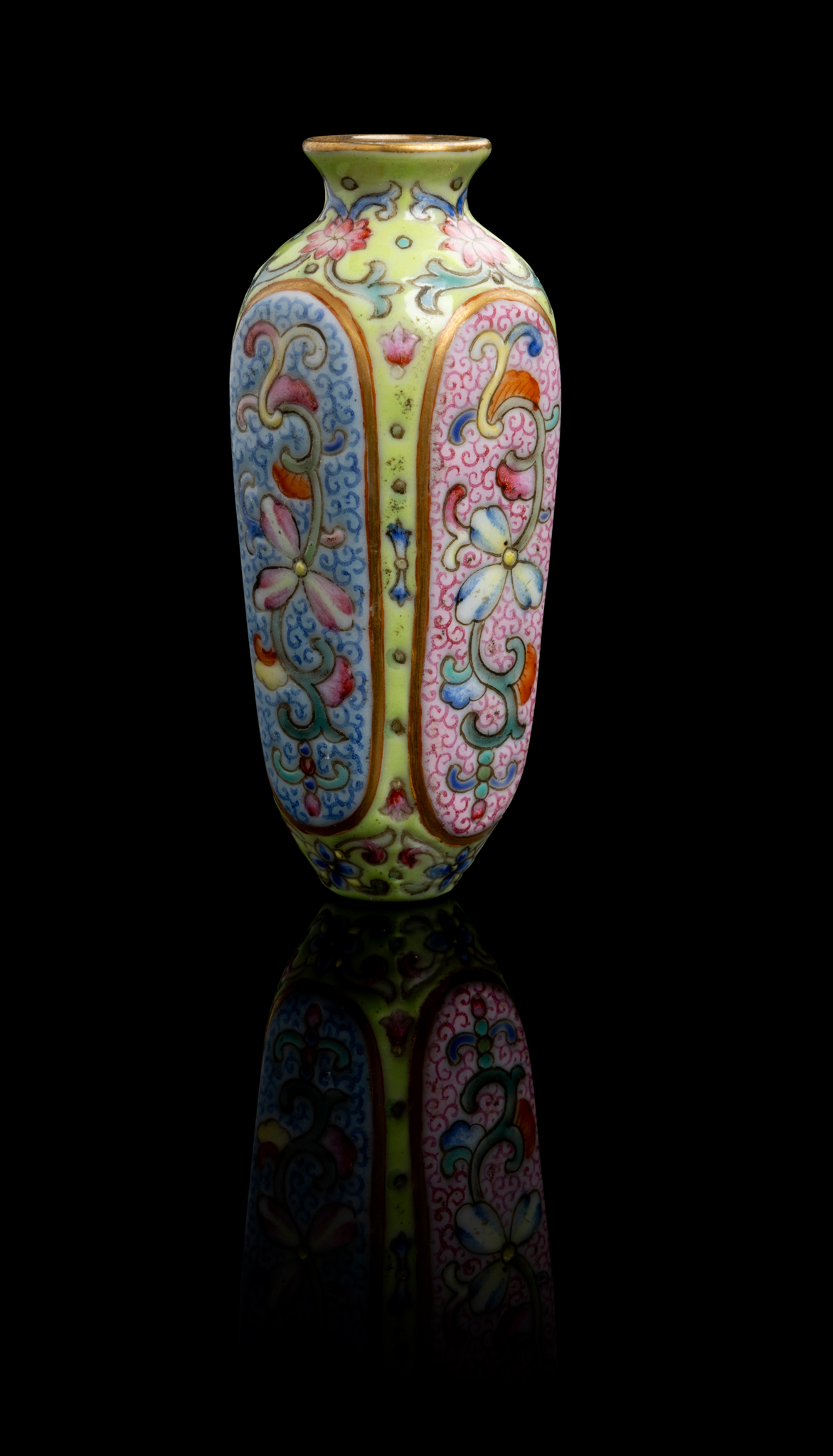 LIME-GREEN-GROUND FAMILLE ROSE SNUFF BOTTLE